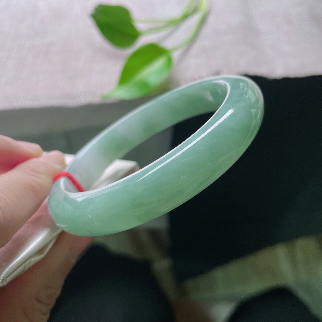 58.1/12.1/8.2，浅绿底正圈，肉质细腻干净，自带柔光滤镜，清冷雅致，棉线