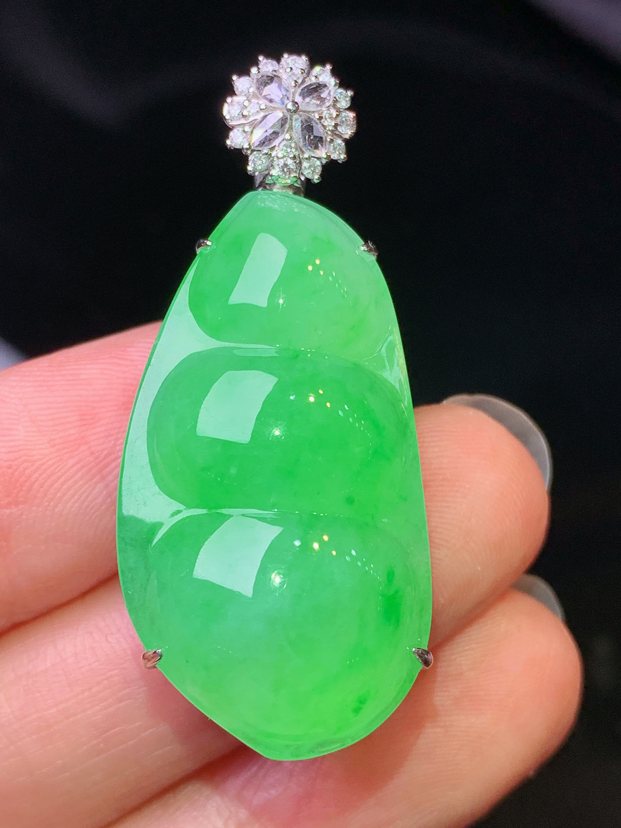 18k金钻镶嵌翠绿四季豆吊坠 玉质细腻 色泽艳丽清新 水润亮眼 整体尺寸40*17.2*12L2