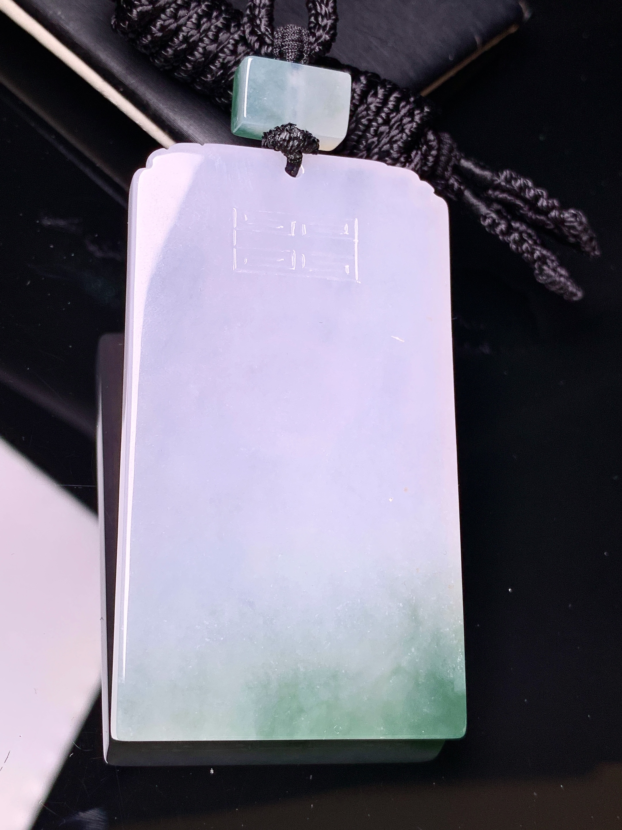 飘绿无事牌吊坠 玉质细腻 色泽艳丽清新 水润亮眼 整体尺寸61.6*34.8*5.6L1