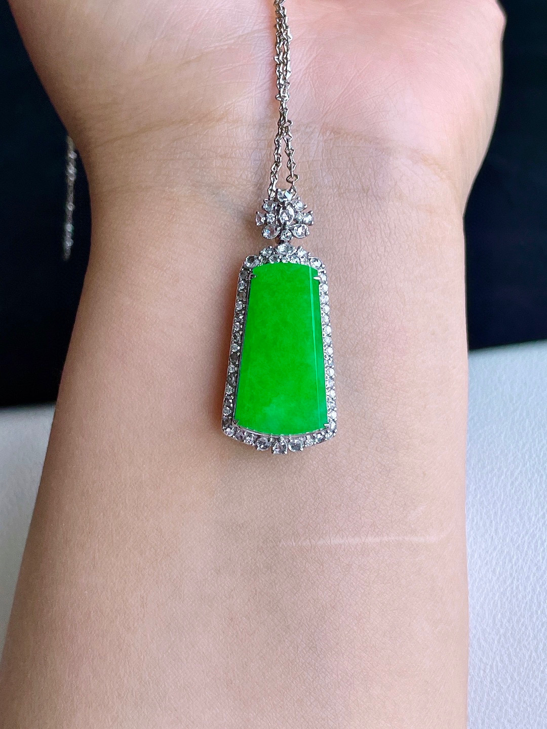 【镶嵌】冰阳绿无事牌吊坠  
【说明】18k金镶嵌 性价比高  
【整体】37.5-16.2-10.3
【裸石】23.6-12.6-3