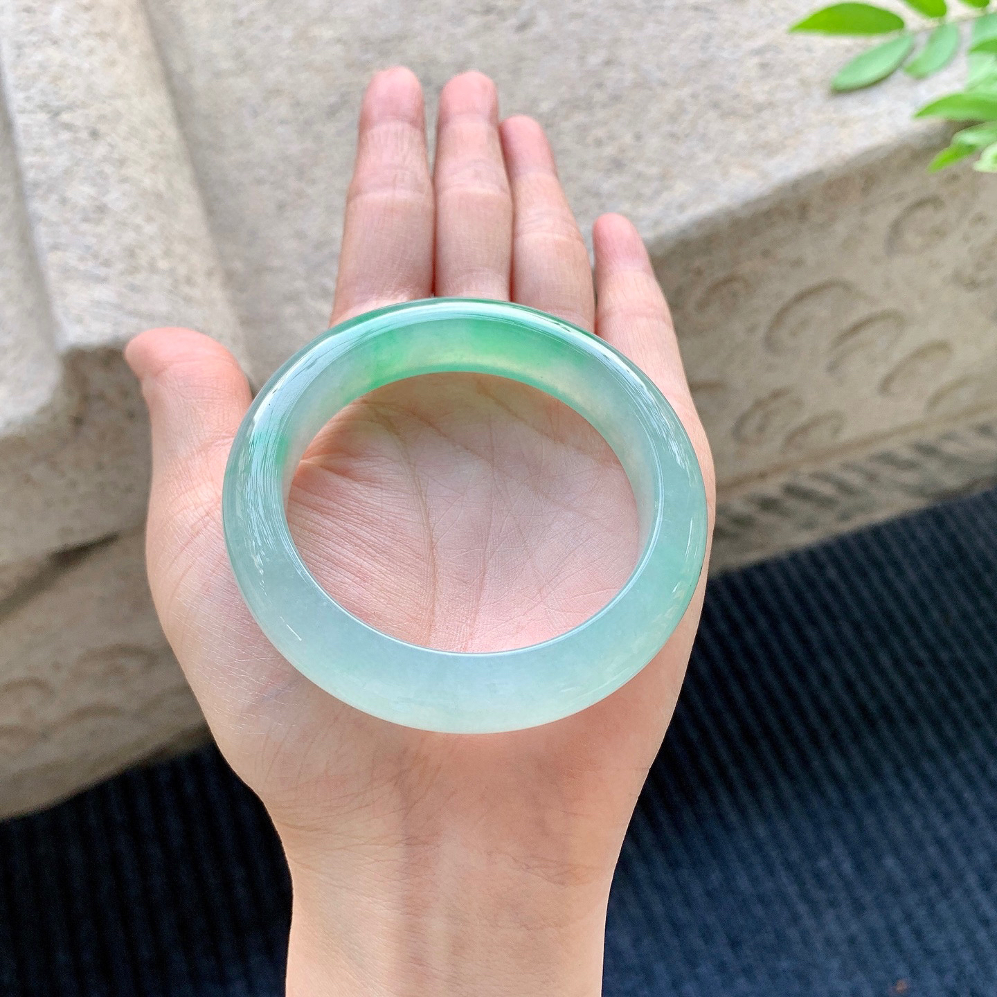 正圈53 54
【圈口】53.3/12.9/8.9
【描述】冰飘绿，水润，种老，细腻，无裂纹！