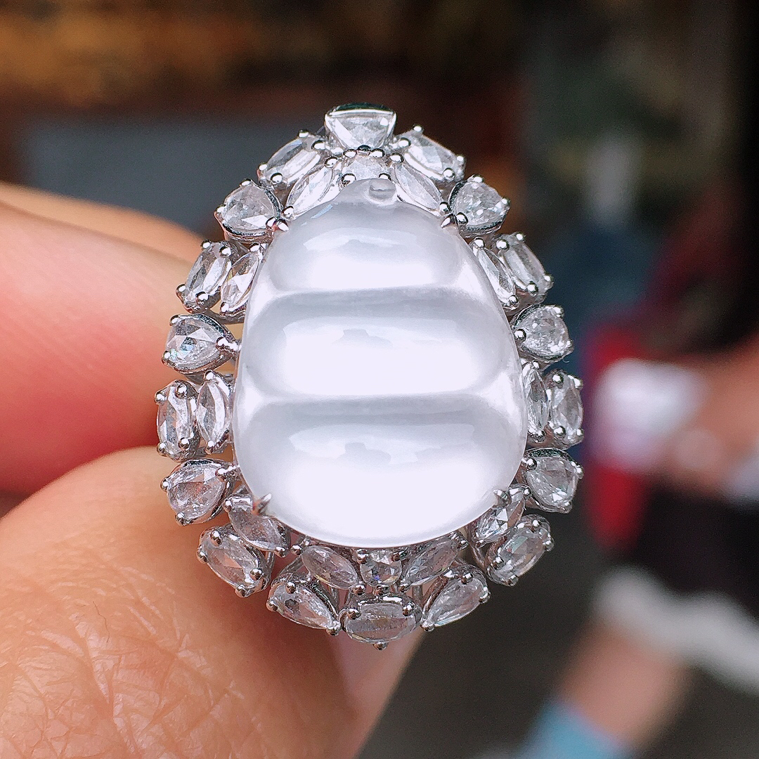 冰种福豆戒指/吊坠两用款，玉质细腻，荧光感超
强，饱满圆润，尽显优雅气质，18k
金豪华镶嵌