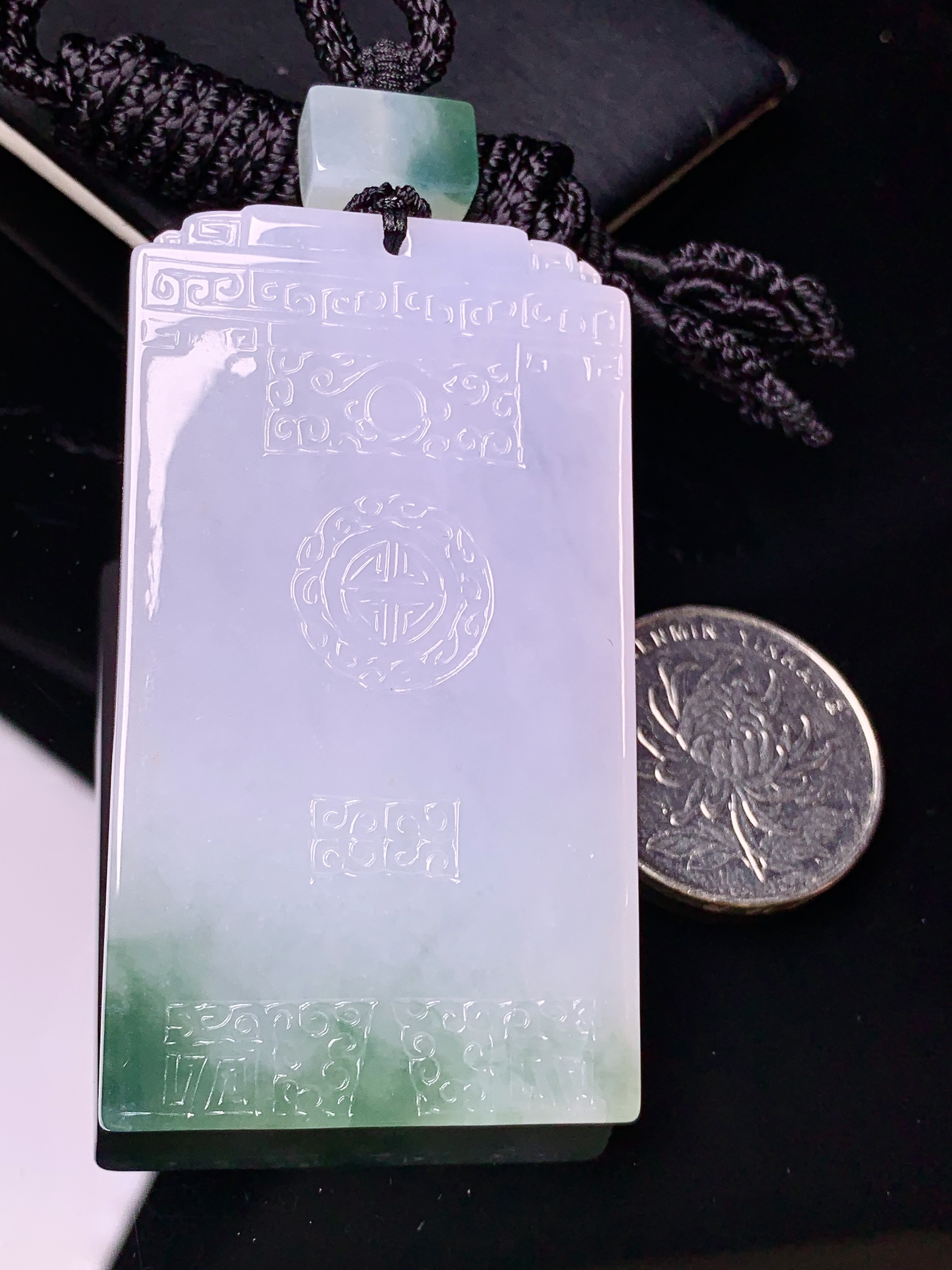 飘绿无事牌吊坠 玉质细腻 色泽艳丽清新 水润亮眼 整体尺寸61.6*34.8*5.6L1