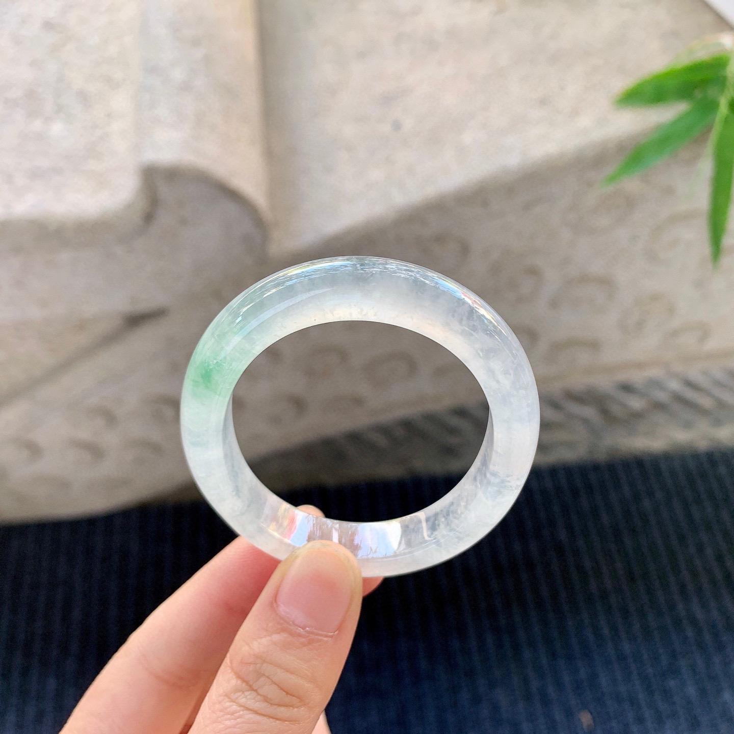 贵妃49 50
【圈口】50.9/43/9.8/7.5
【描述】冰飘绿，清透，水润，种老，细腻，无裂