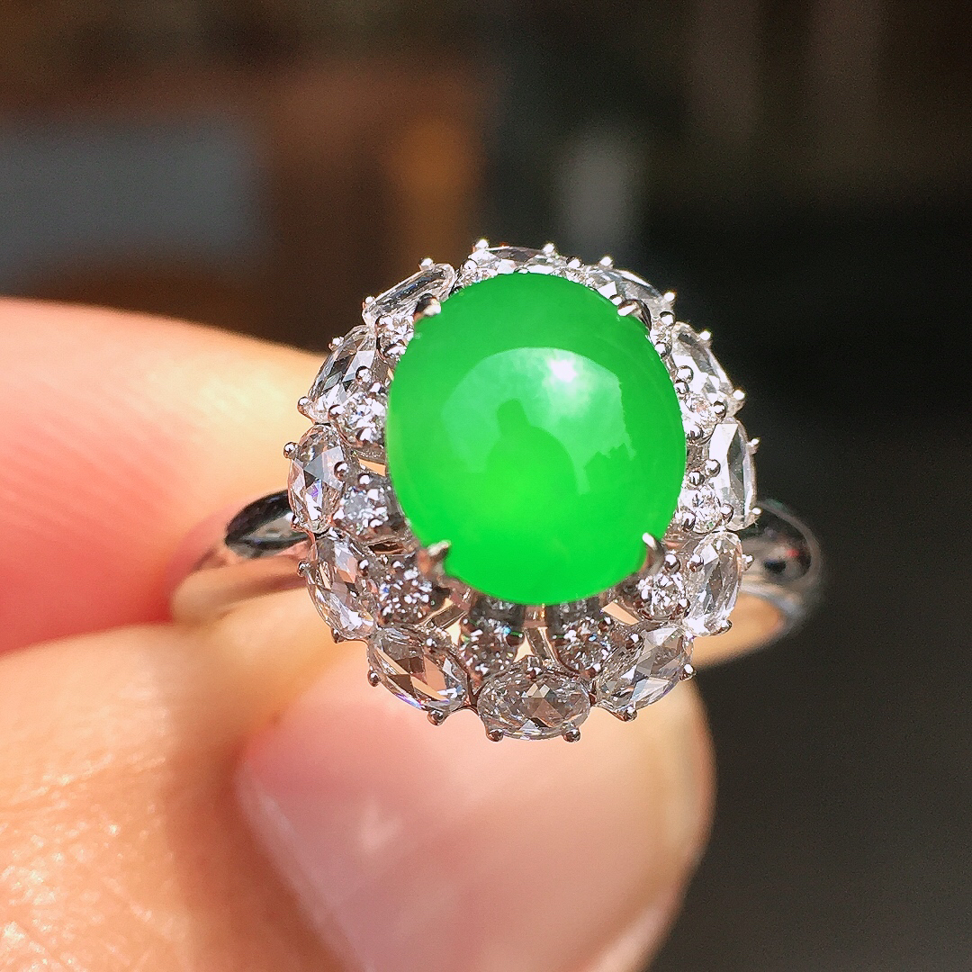 阳绿蛋面戒指，色泽均匀艳丽，玉质细腻，荧光感超
强，饱满圆润，尽显优雅气质，18k
金豪华镶嵌