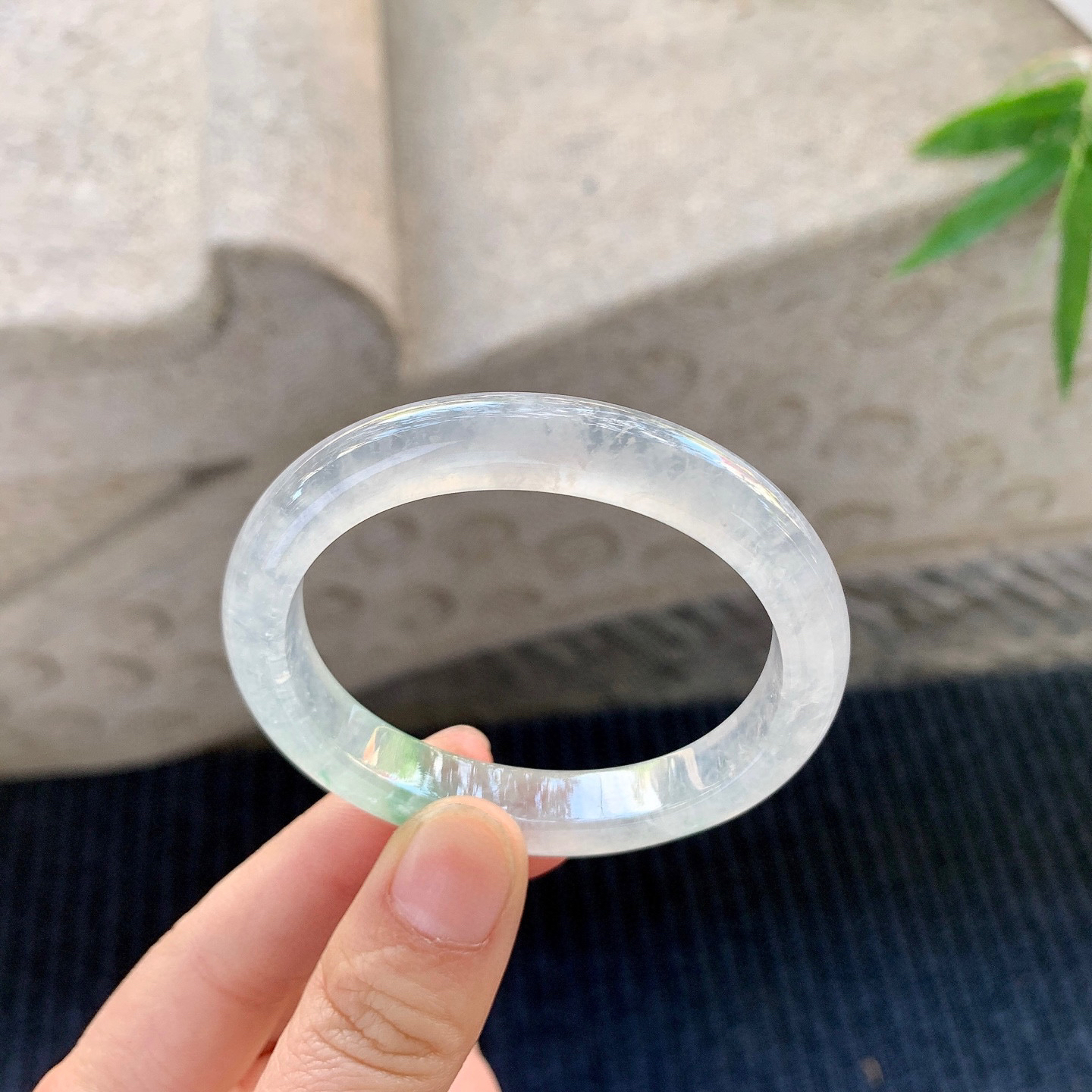 贵妃49 50
【圈口】50.9/43/9.8/7.5
【描述】冰飘绿，清透，水润，种老，细腻，无裂纹！