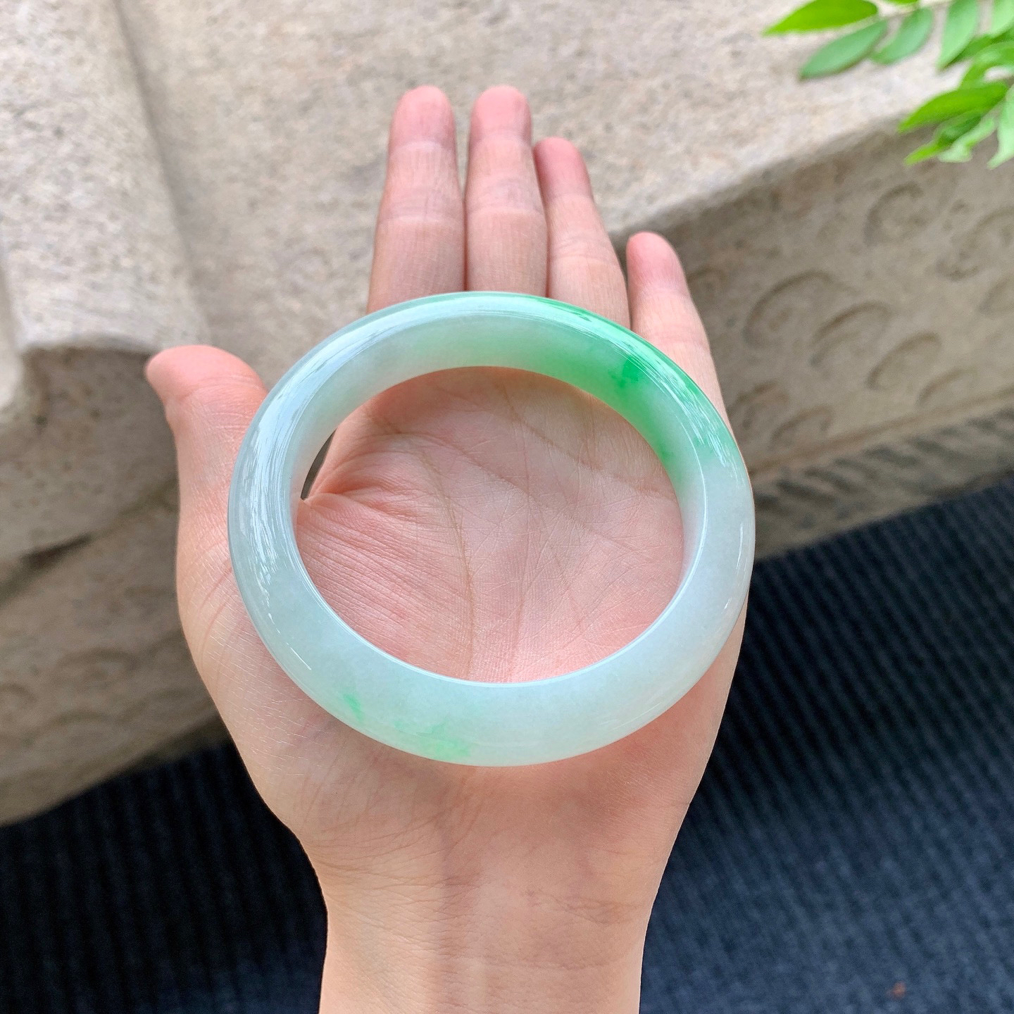 正圈58 59
【圈口】59/12.5/9.3
【描述】白底青，飘绿，水润，种老，细腻，无纹裂！