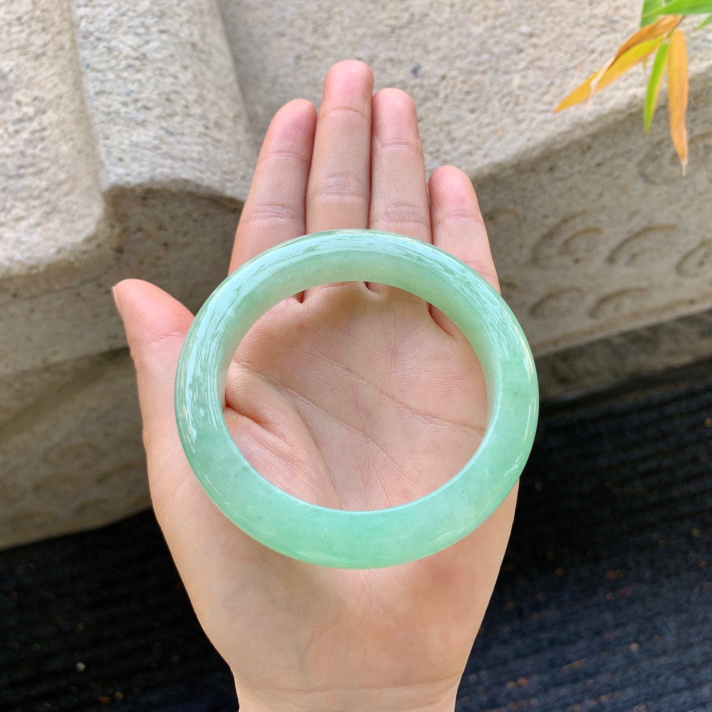 正圈56 57
【圈口】56.6/12/9.6
【描述】冰飘绿，水润，种老，细腻，无纹裂！