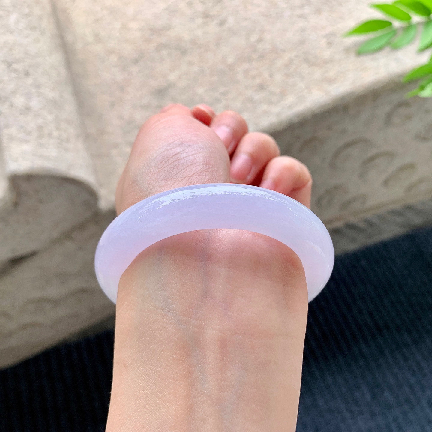 正圈50 51
【圈口】51/11/9
【描述】糯冰紫罗兰，水润，种老，细腻，无裂纹！