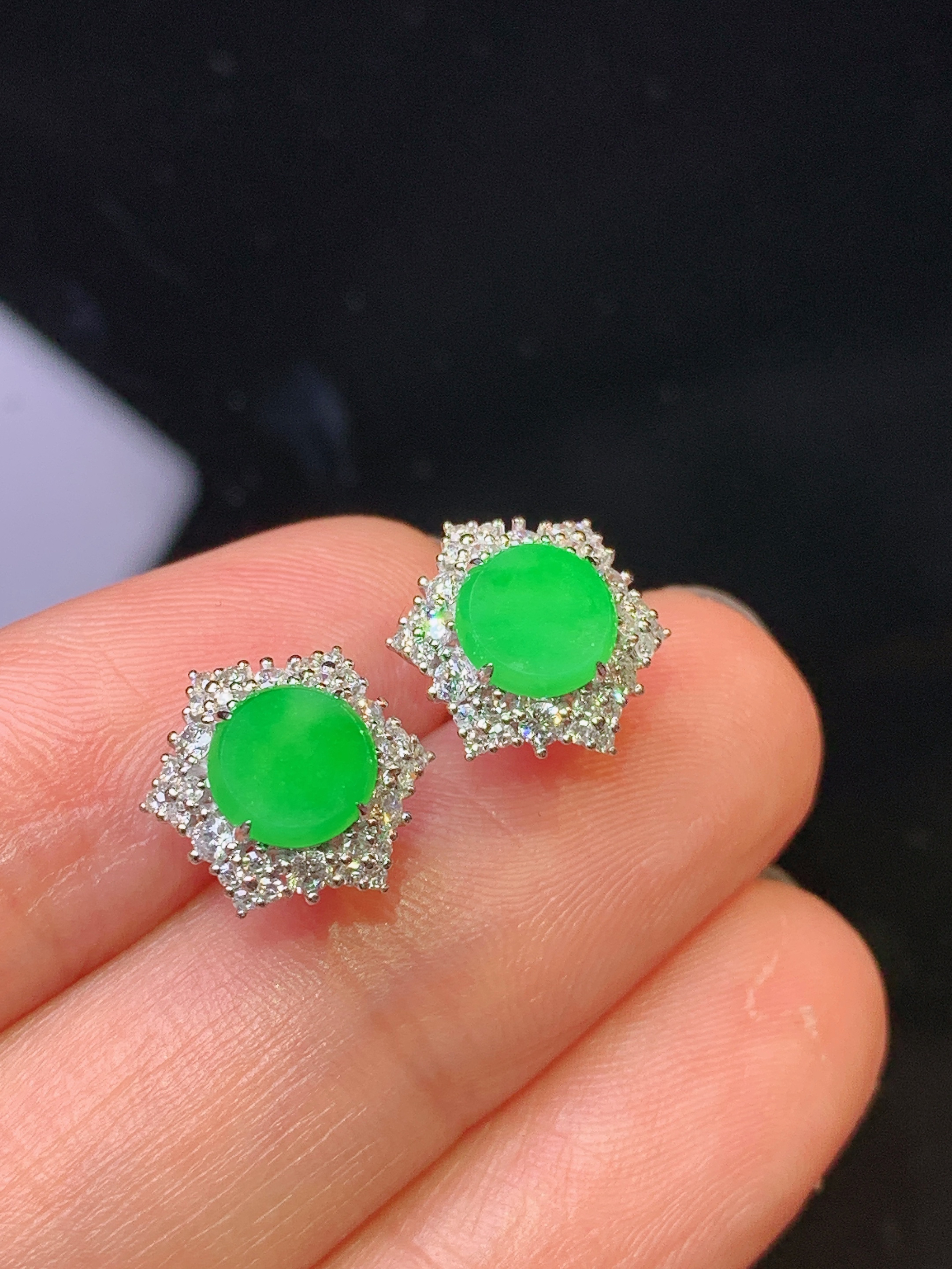 18k金钻镶嵌满绿圆牌耳钉 玉质细腻 色泽艳丽清新 水润亮眼 整体尺寸11*5.2h1