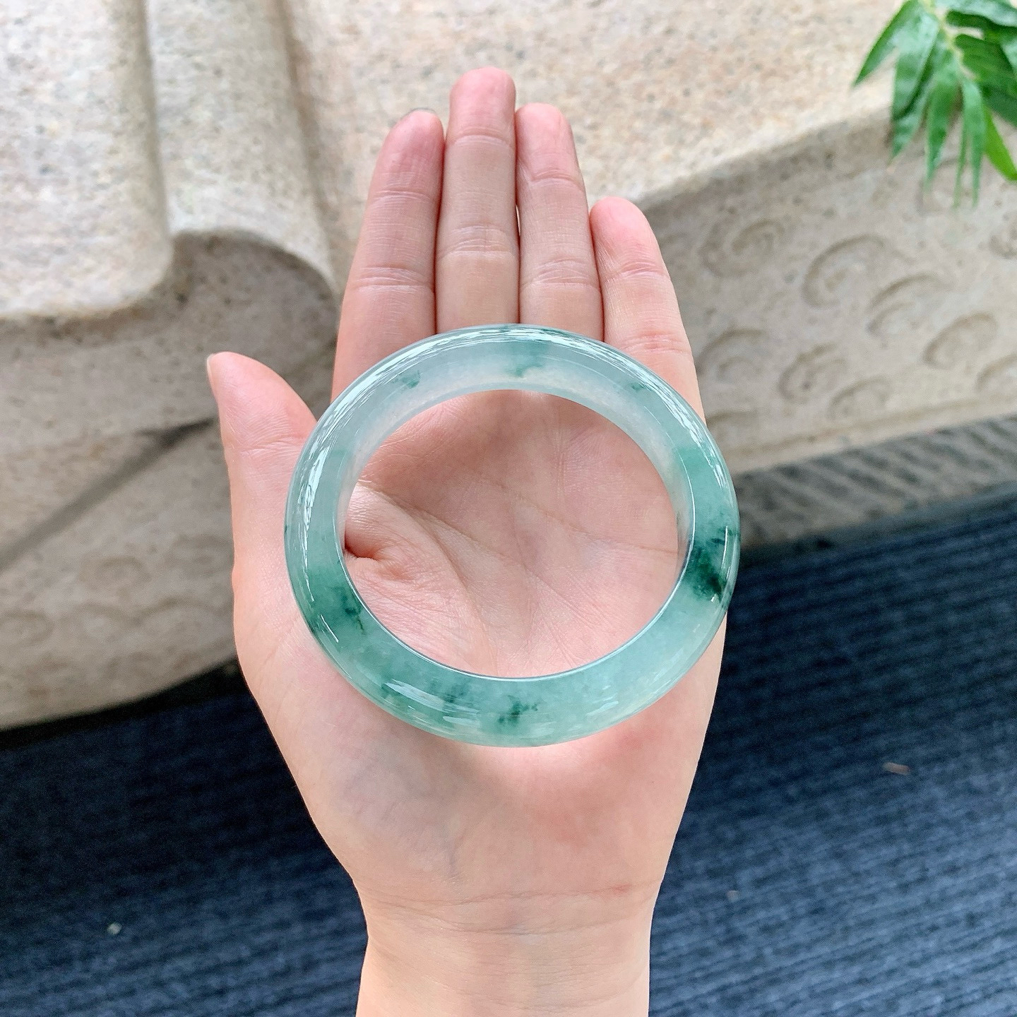 正圈54 55
【圈口】54.8/12.3/8.9
【描述】冰飘花，水润，种老，细腻，无裂纹！