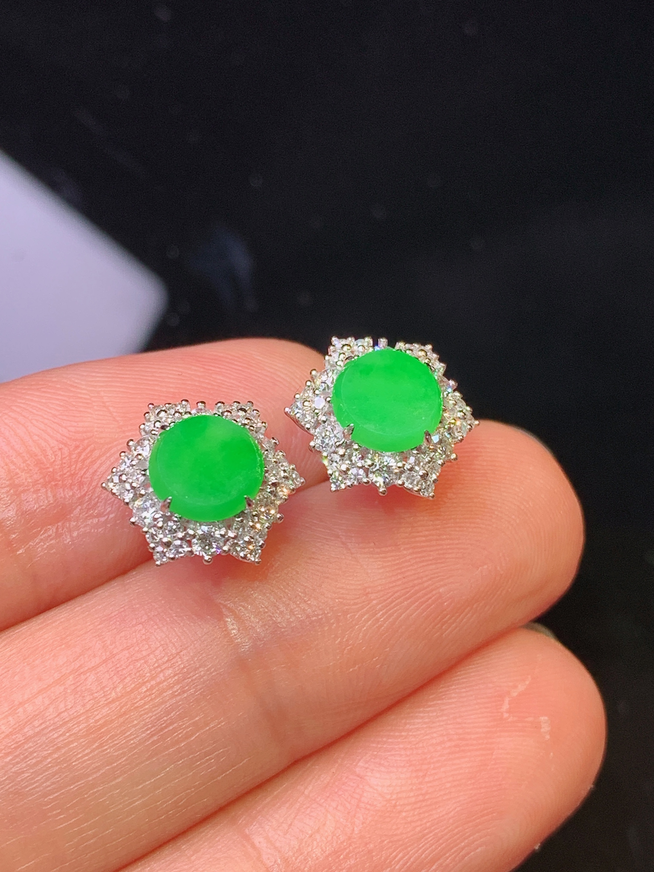 18k金钻镶嵌满绿圆牌耳钉 玉质细腻 色泽艳丽清新 水润亮眼 整体尺寸11*5.2h1