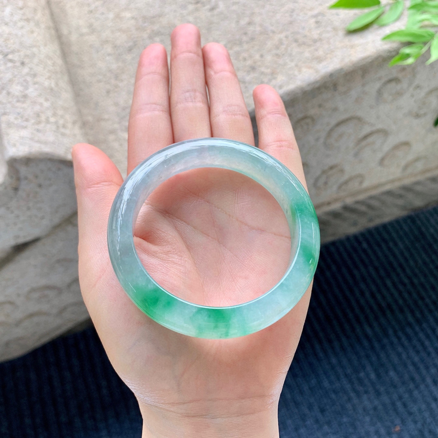 正圈54 55
【圈口】54.7/12.5/8.5
【描述】冰飘绿，水润，种老，细腻，无裂纹！