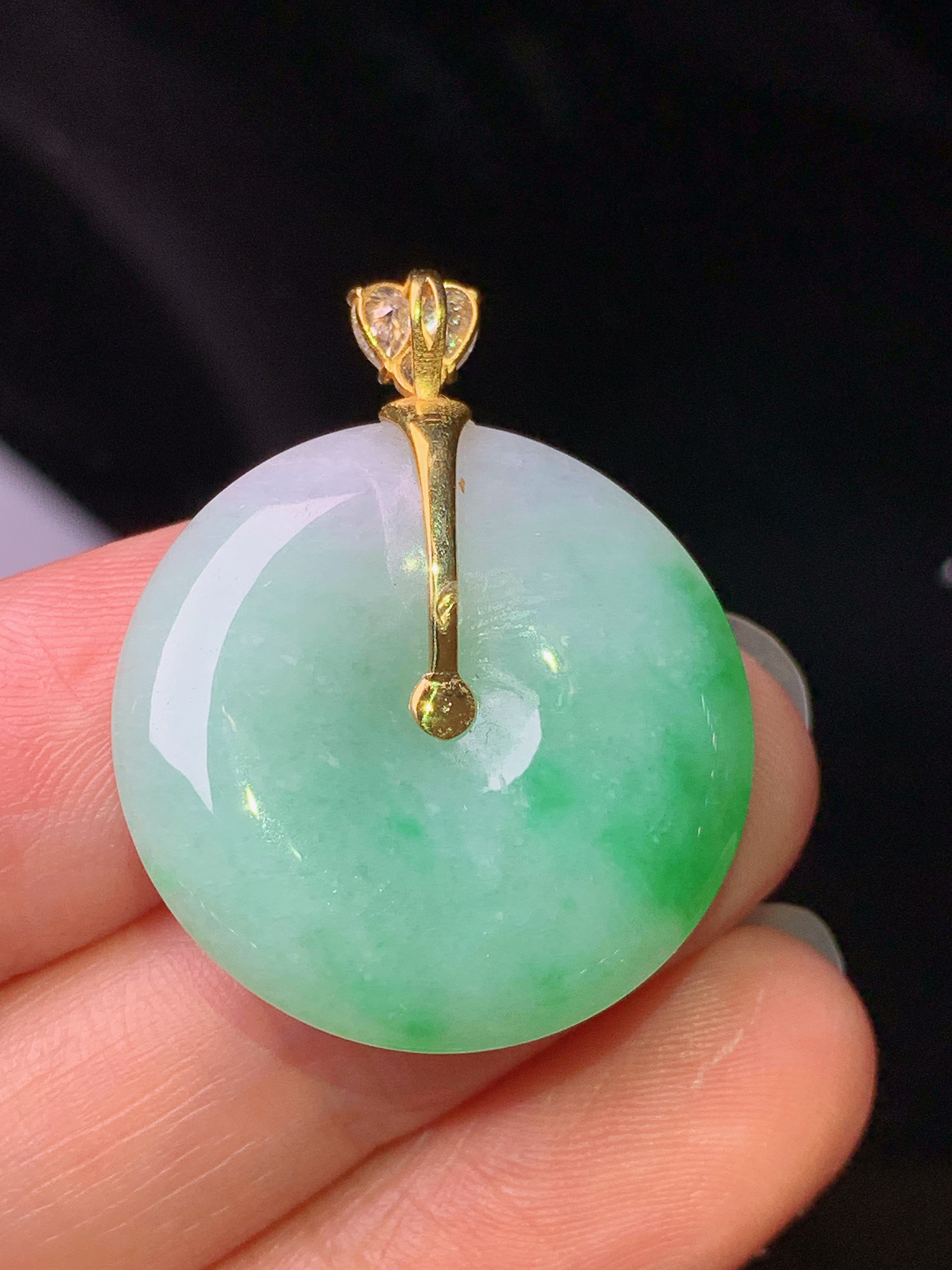 18k金钻镶嵌飘绿平安扣吊坠 玉质细腻 色泽艳丽清新 水润亮眼 整体尺寸30.2*24.5*5c1