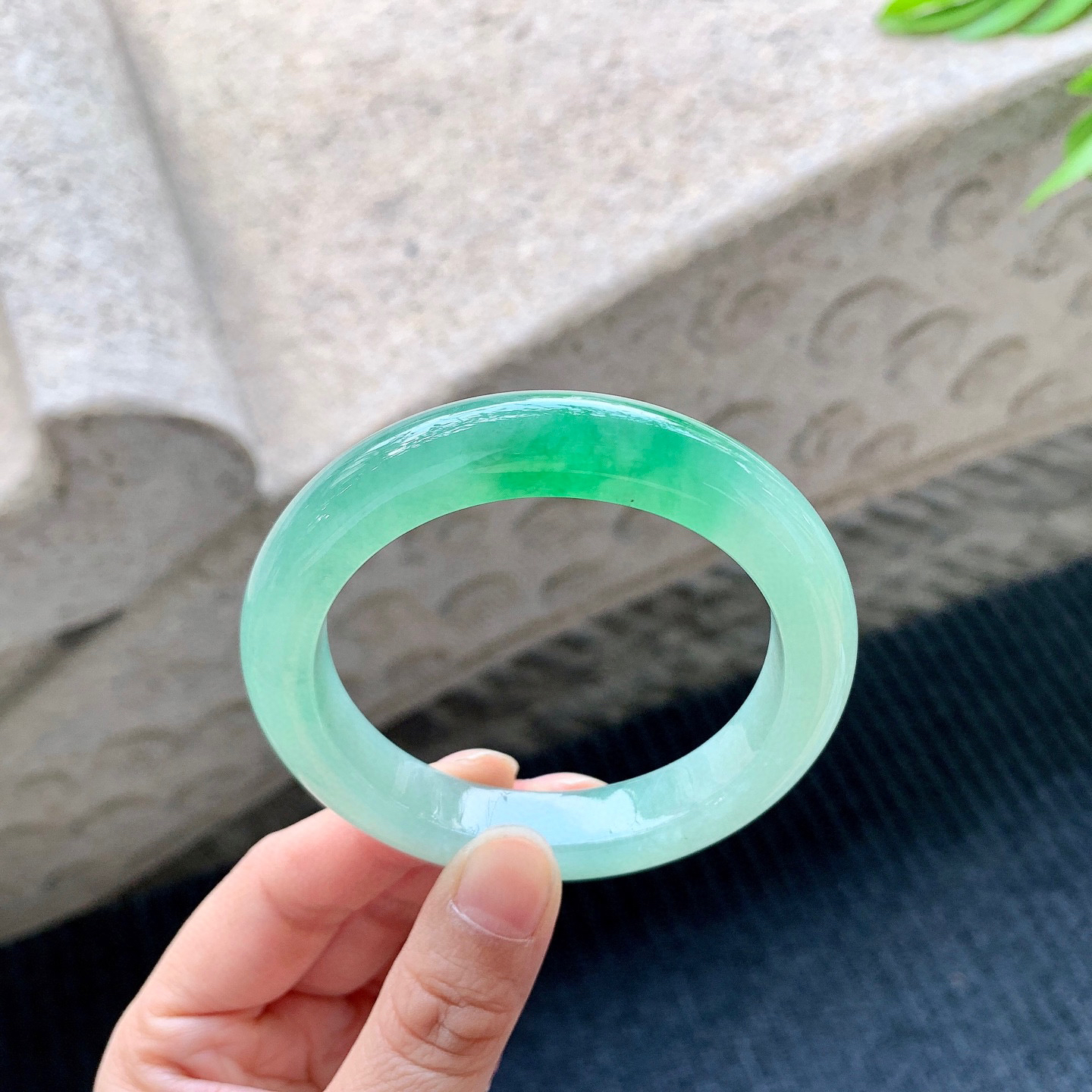 正圈54 55
【圈口】54.7/11.3/9.2
【描述】冰飘阳绿，水润，种老，细腻，无纹裂！