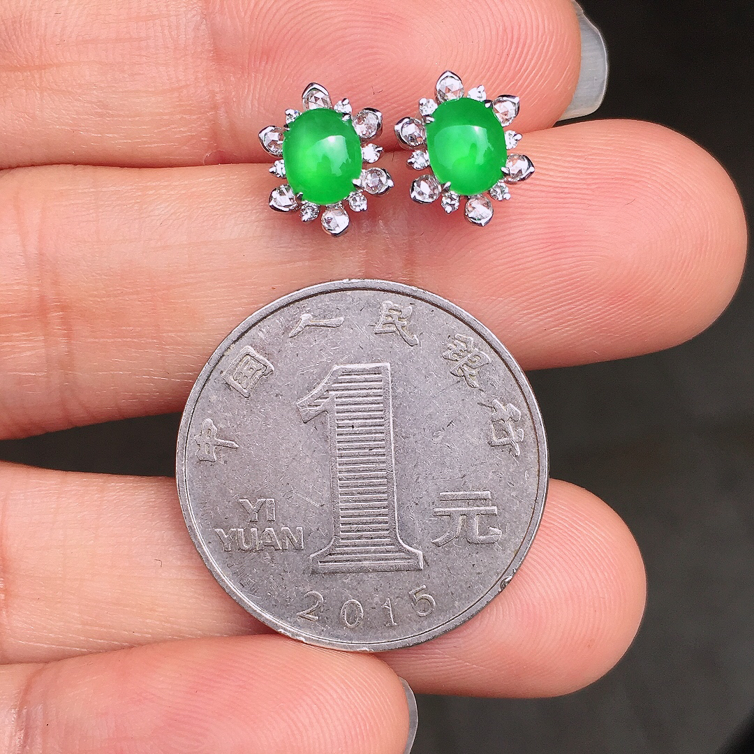 阳绿蛋面耳钉，色泽均匀艳丽，玉质细腻，荧光感超
强，饱满圆润，尽显优雅气质，18k
金豪华镶嵌