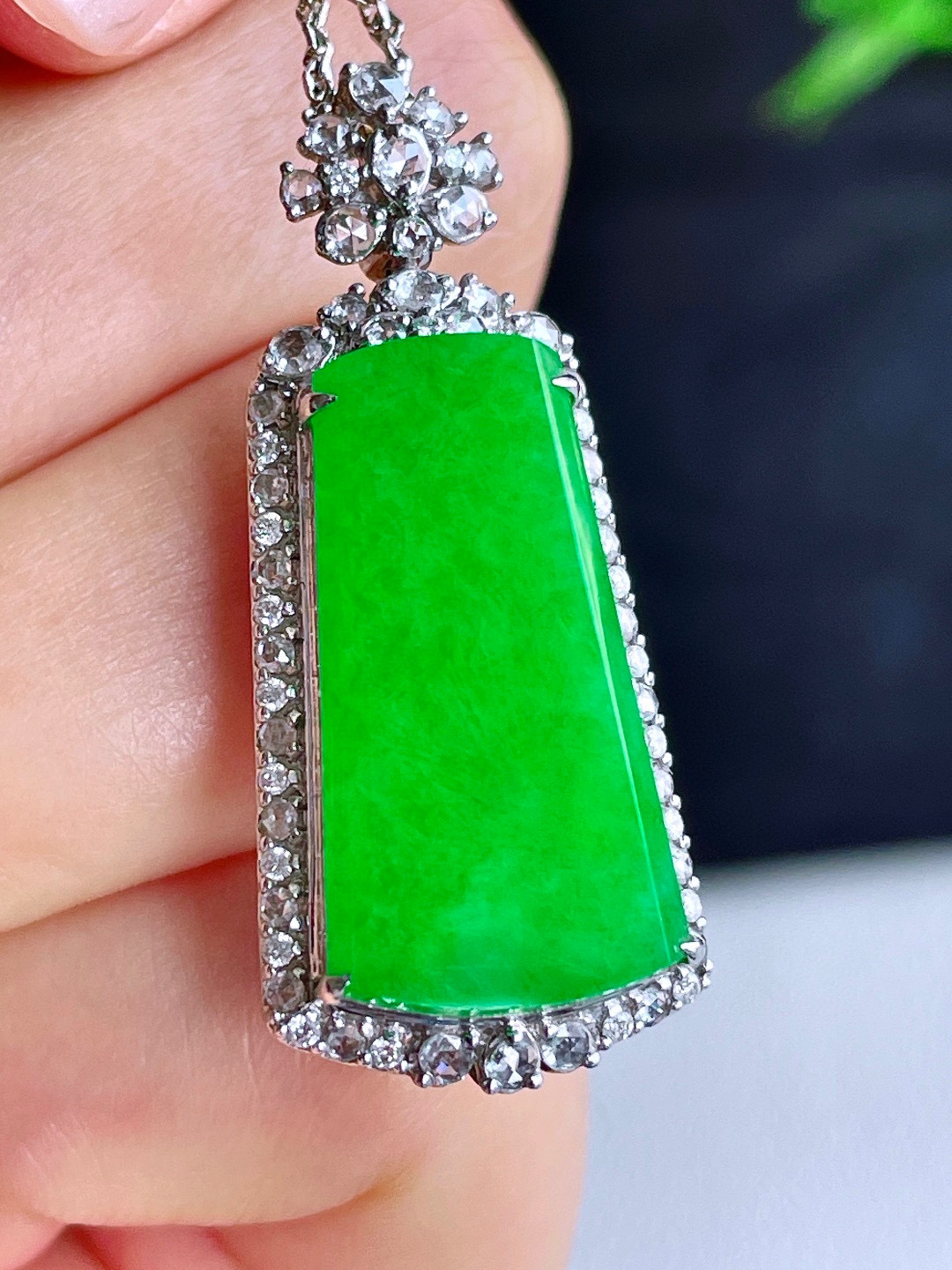 【镶嵌】冰阳绿无事牌吊坠  
【说明】18k金镶嵌 性价比高  
【整体】37.5-16.2-10