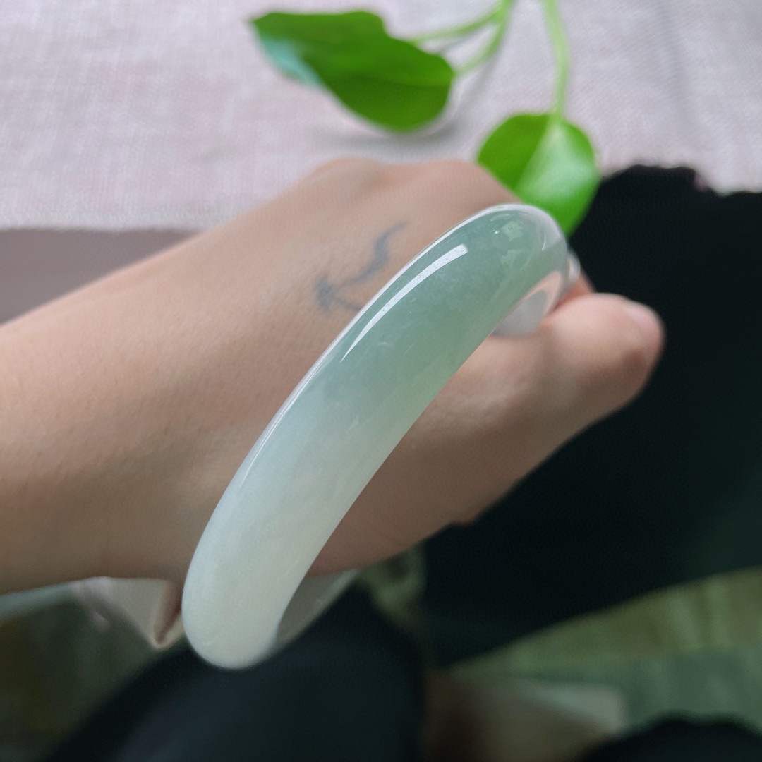 57.5/11.8/8.1，淡绿底正圈，水润细腻，底色是初春的讯号，一切温柔正在发芽。无纹裂