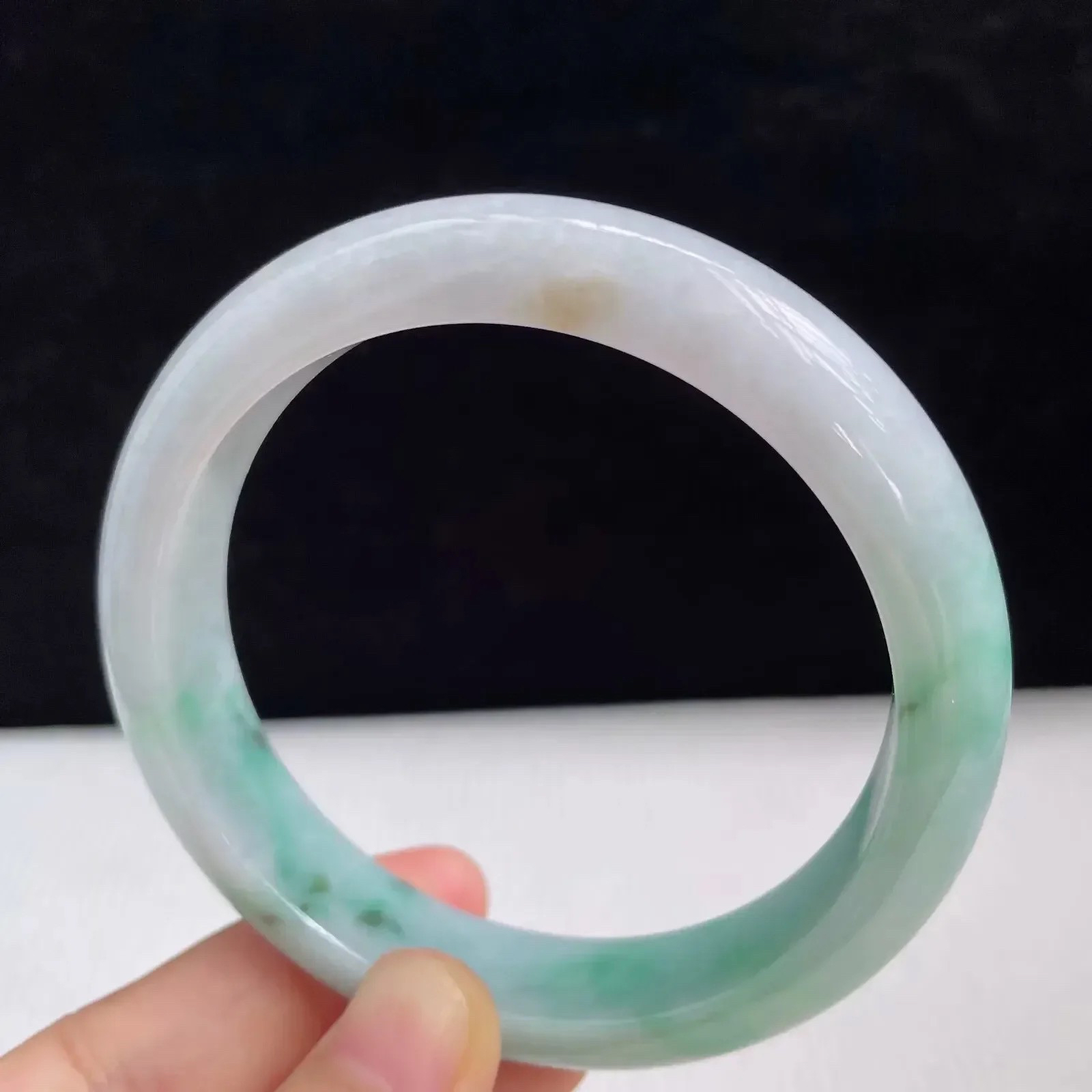 58.7mm自然光拍摄天然翡翠A货飘绿好种水正圈手镯 57.56克