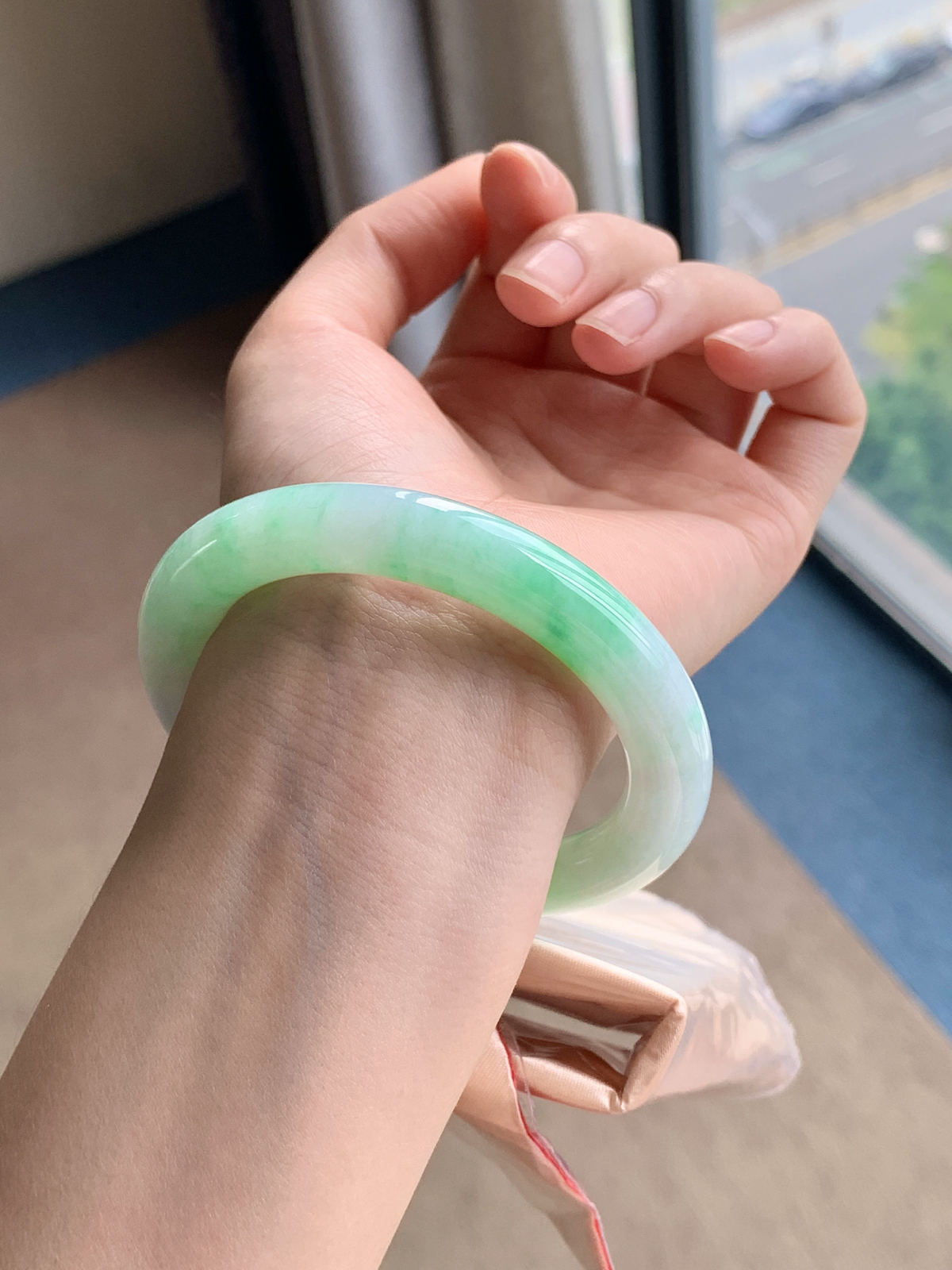 55圈口白底青圆条手镯