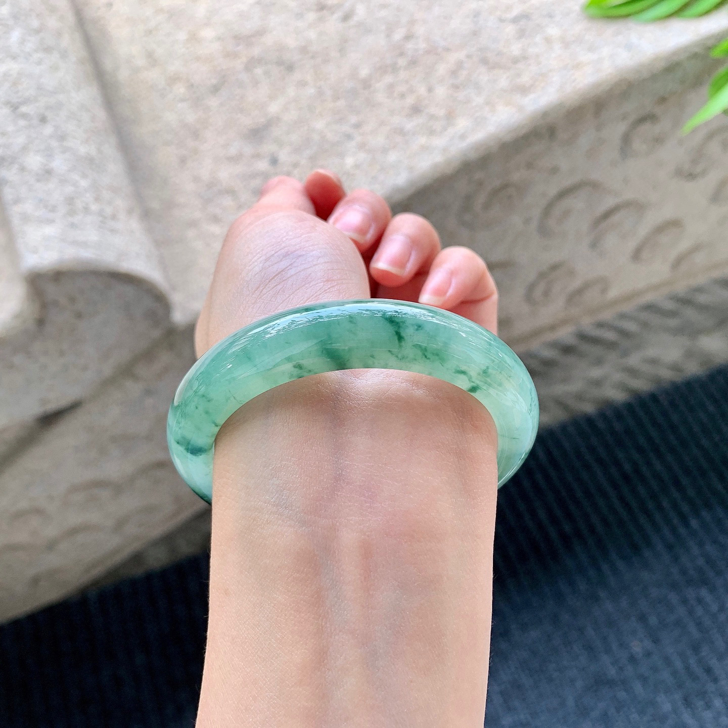 正圈54 55
【圈口】54.3/11.5/9
【描述】冰飘绿花，水润，种老，细腻，无纹裂！