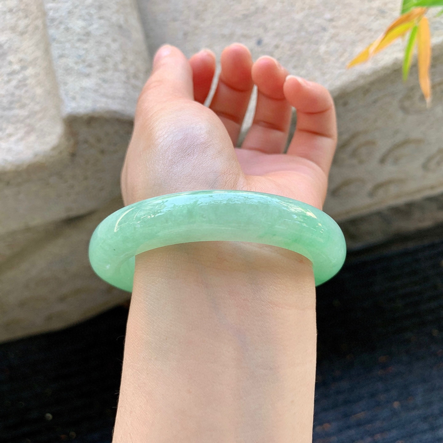 正圈56 57
【圈口】56.6/12/9.6
【描述】冰飘绿，水润，种老，细腻，无纹裂！