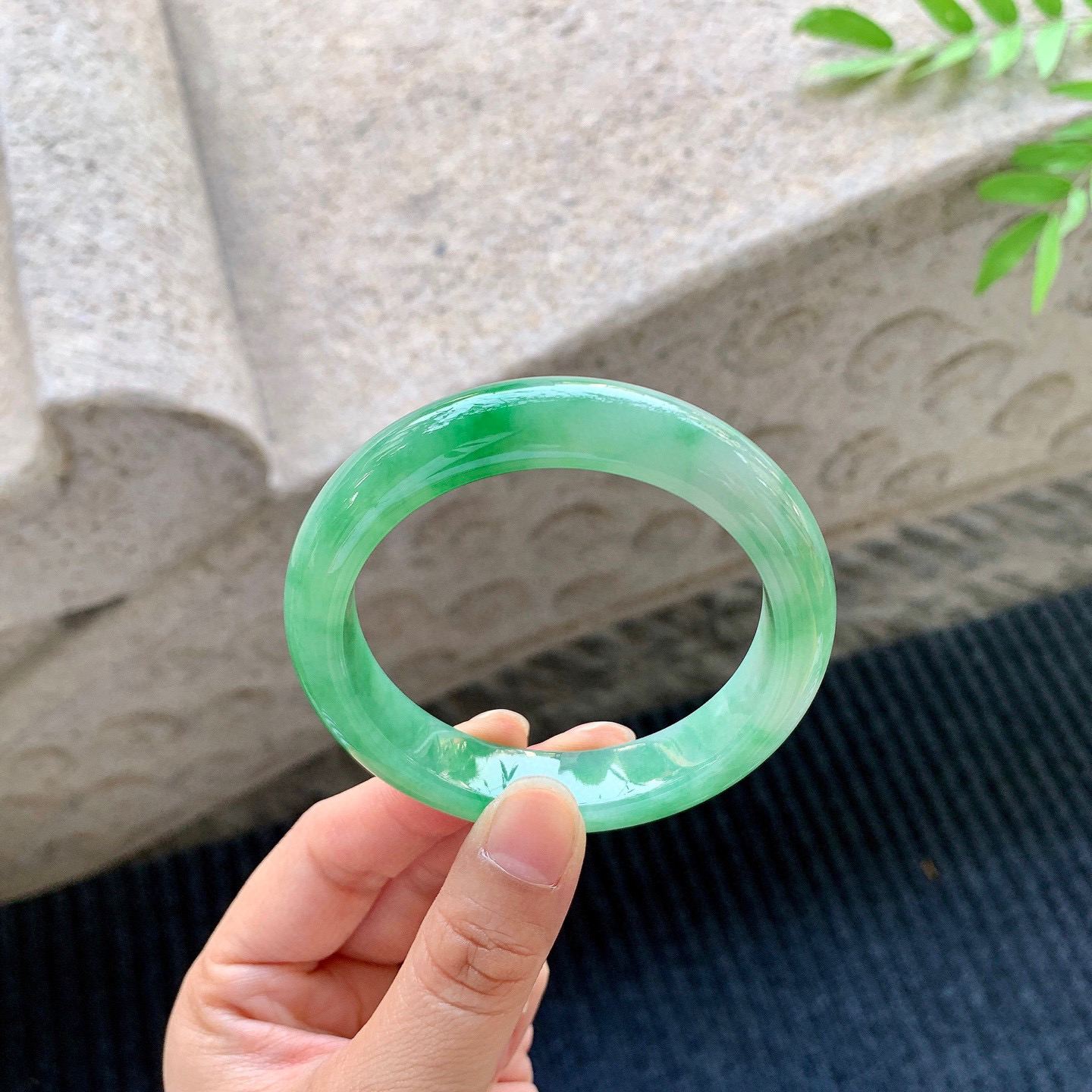 正圈53 54
【圈口】54.2/11.9/8.5
【描述】飘绿，水润，种老，细腻，无裂纹！