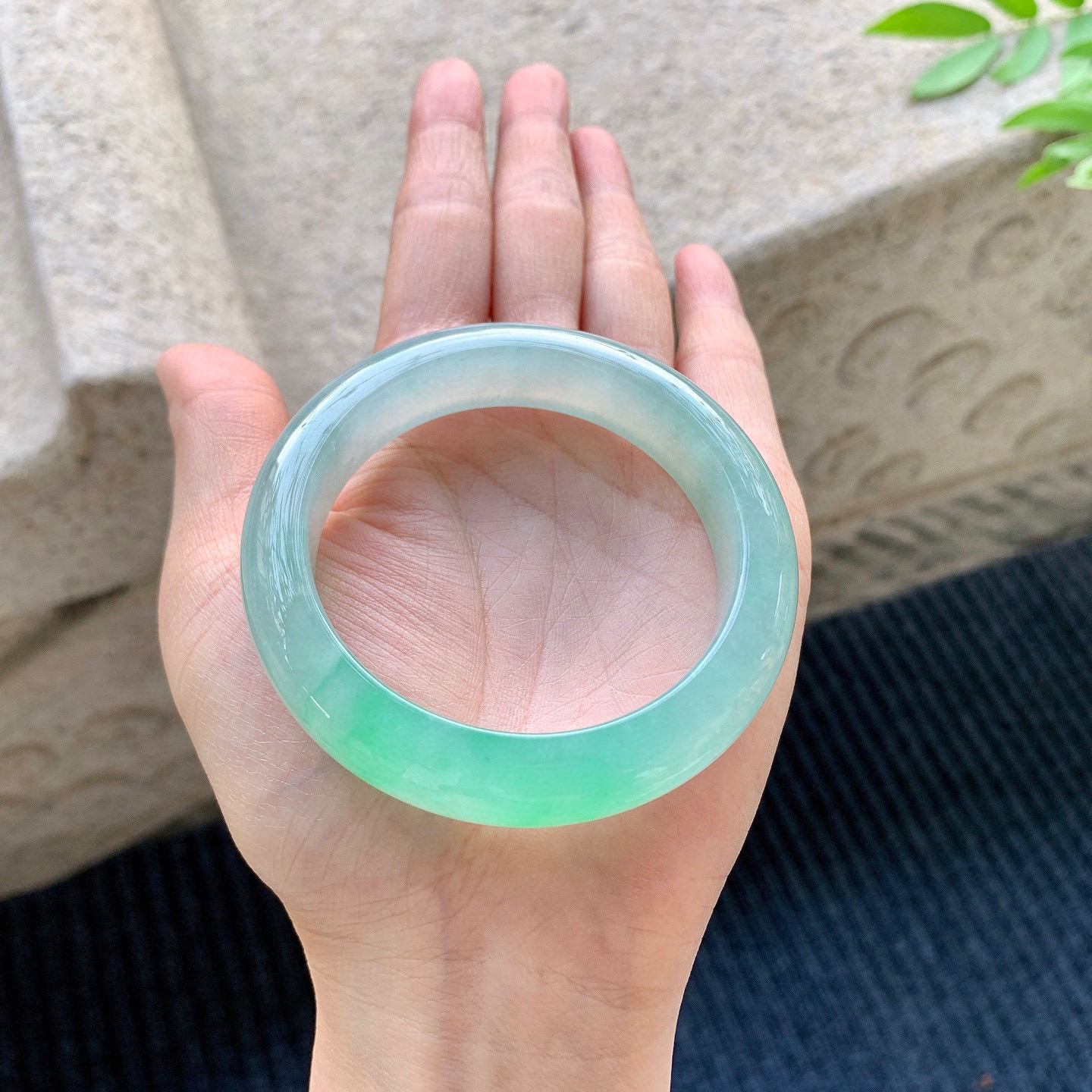 正圈53 54
【圈口】53.3/12.9/8.9
【描述】冰飘绿，水润，种老，细腻，无裂纹！