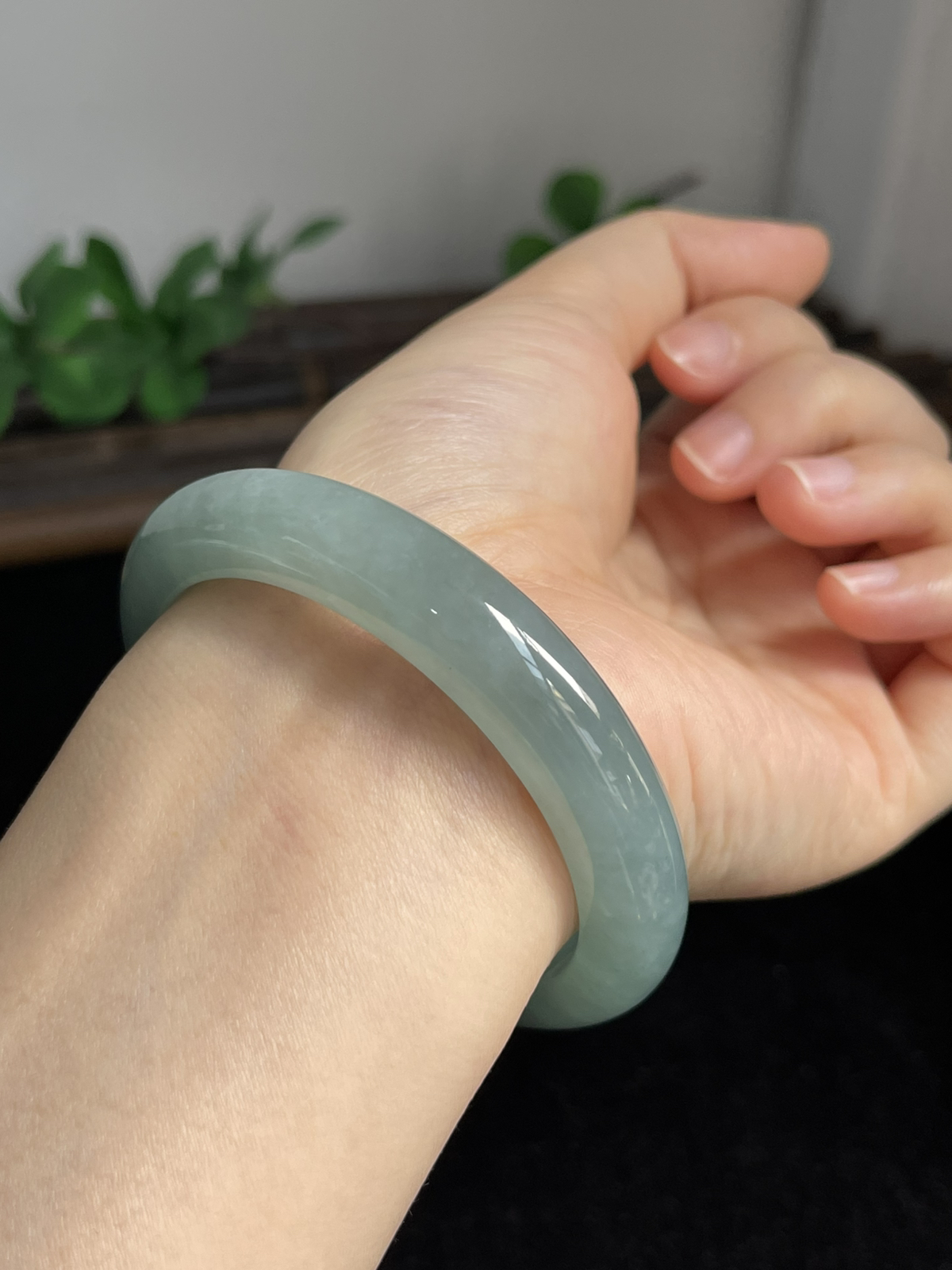 正圈55.4圈口，翡翠冰糯种淡绿色手镯