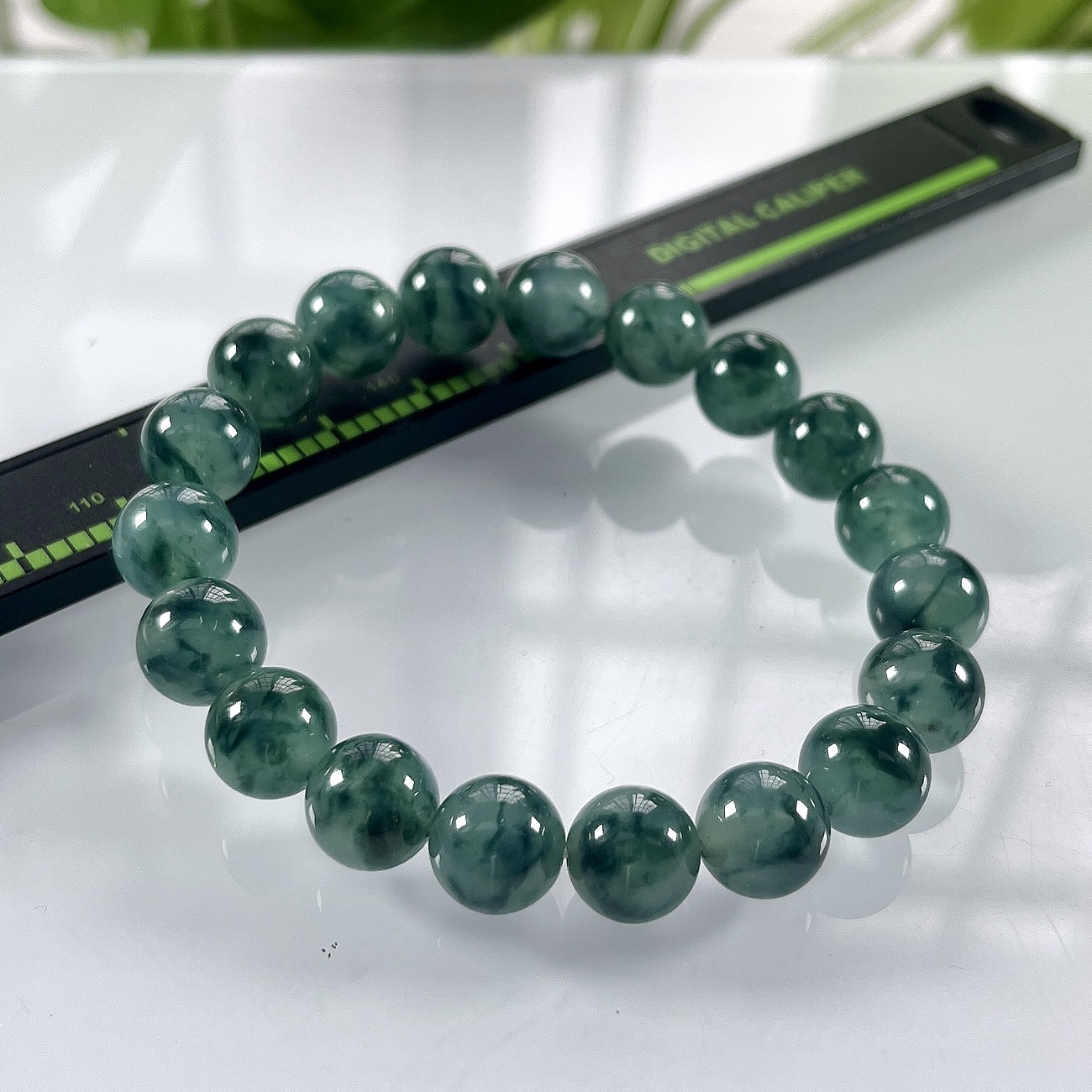 缅甸天然翡翠A货，卡10冰种起胶飘花圆珠手串手链，尺寸：10mm/19颗，重量：33.37g