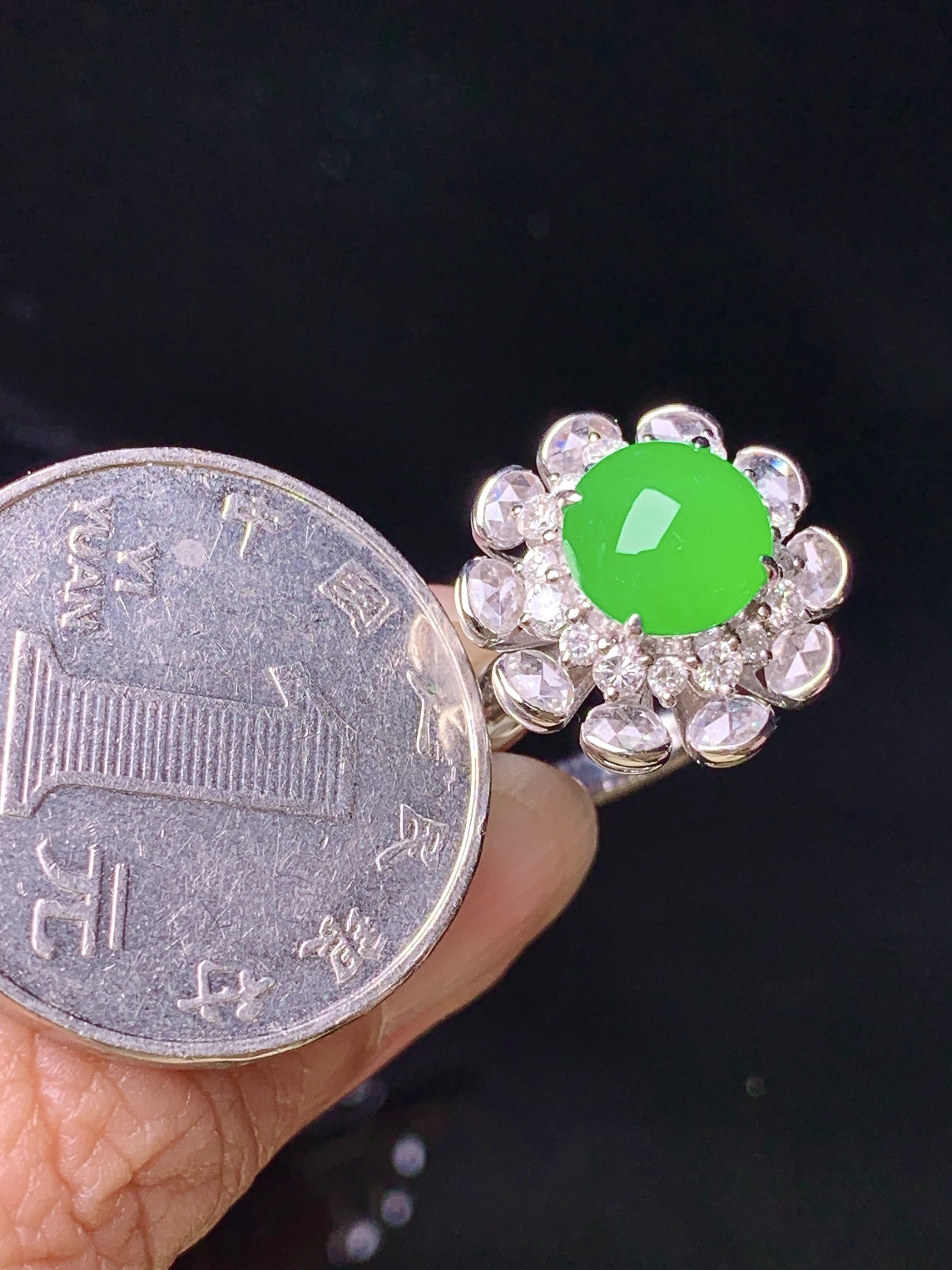 18k金钻镶嵌满绿蛋面戒指 玉质细腻 色泽艳丽清新 水润亮眼 圈口15 整体尺寸16.2*12c5