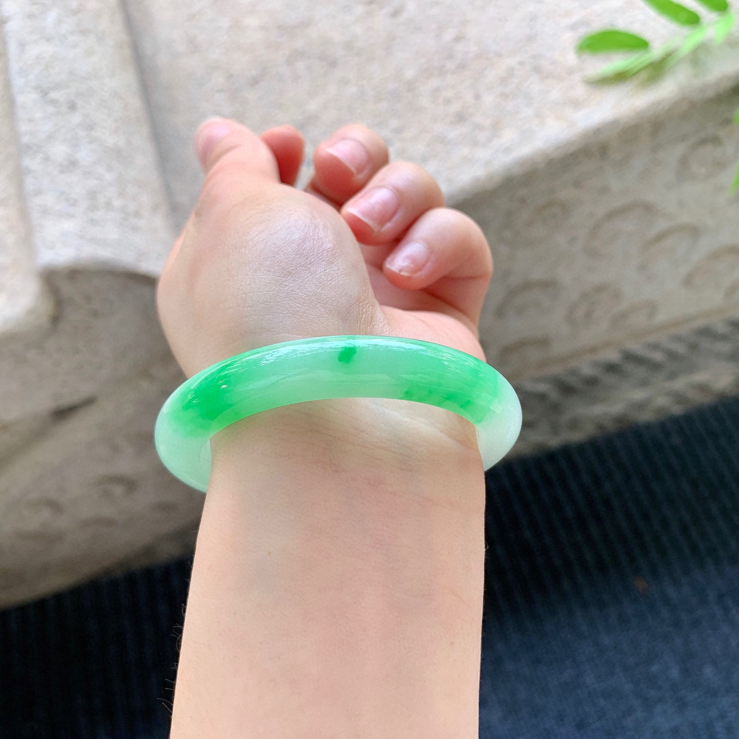 正圈50 51
【圈口】50.5/9/8.4
【描述】飘阳绿，水润，种老，细腻，无裂纹！