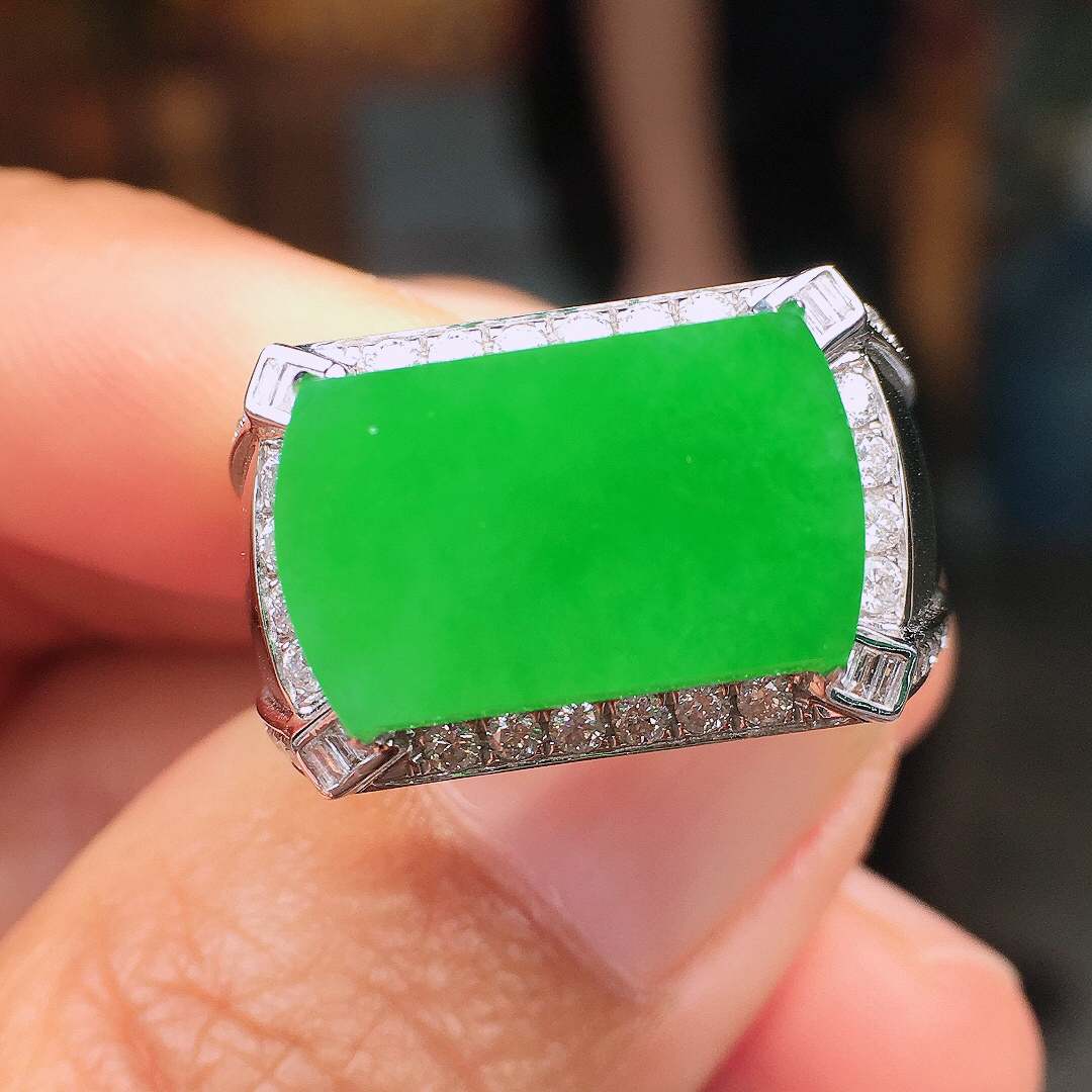 阳绿马鞍戒指，色泽均匀艳丽，玉质细腻，荧光感超
强，饱满圆润，尽显优雅气质，18k
金豪华镶嵌