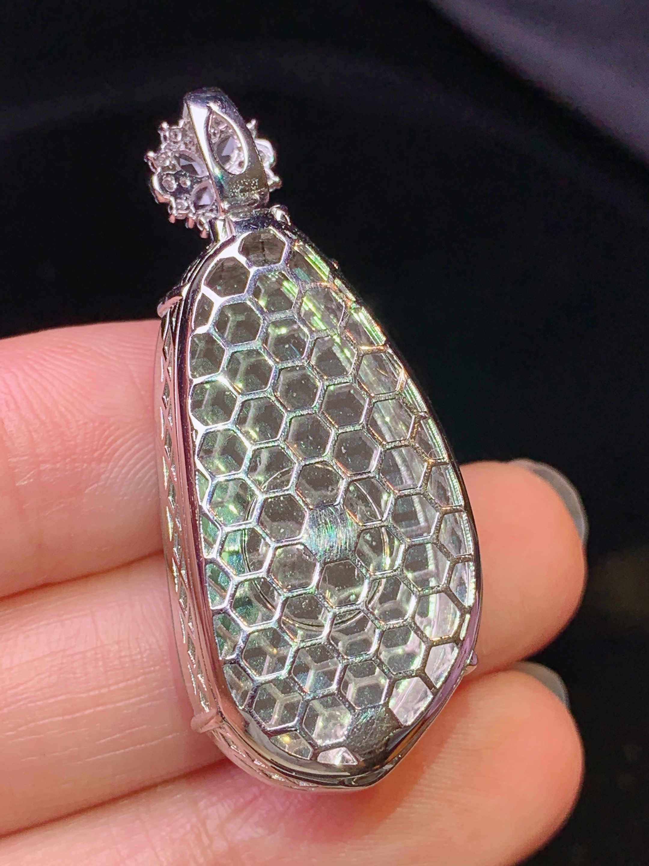 18k金钻镶嵌翠绿四季豆吊坠 玉质细腻 色泽艳丽清新 水润亮眼 整体尺寸40*17.2*12L2