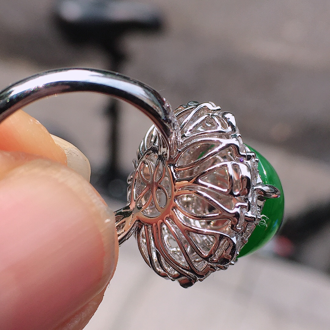 阳绿蛋面戒指，色泽均匀艳丽，玉质细腻，荧光感超
强，饱满圆润，尽显优雅气质，18k
金豪华镶嵌