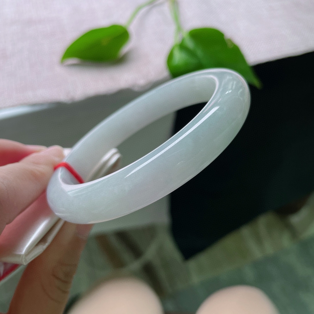 61.7/12/8.5，淡绿底正圈，大圈口，水润细腻，巧笑嫣然，整体无瑕