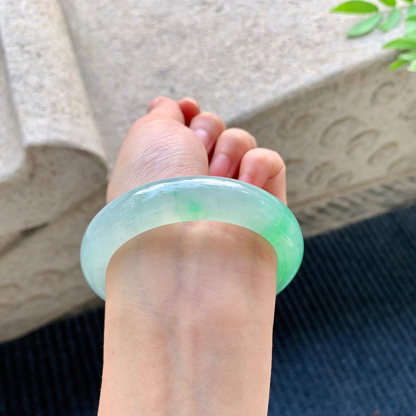 正圈53 54
【圈口】53.3/12.9/8.9
【描述】冰飘绿，水润，种老，细腻，无裂纹！