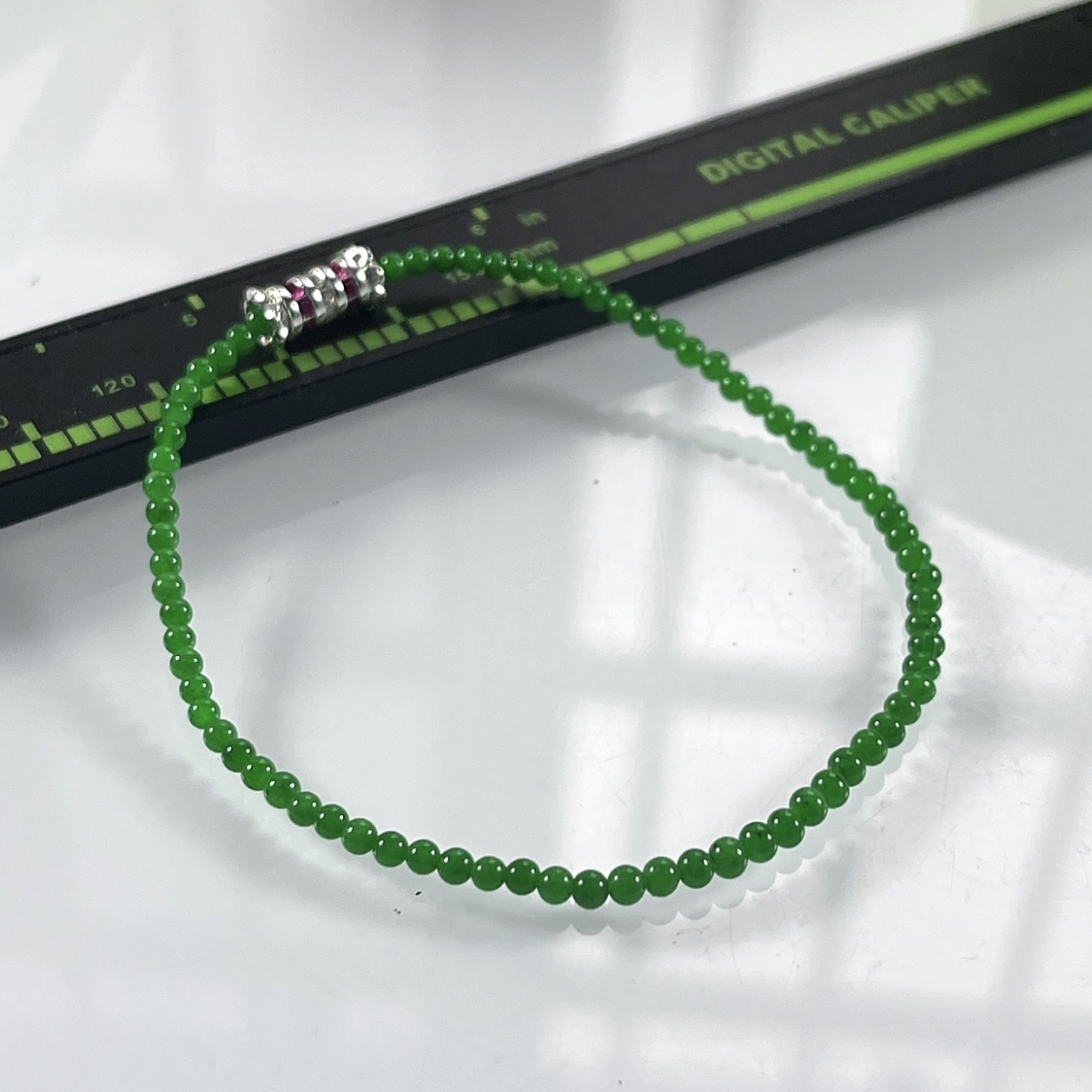 缅甸天然翡翠A货，卡2.5冰种满绿正阳绿小米珠小圆珠手串手链，尺寸：2.5mm/76颗，长度175m