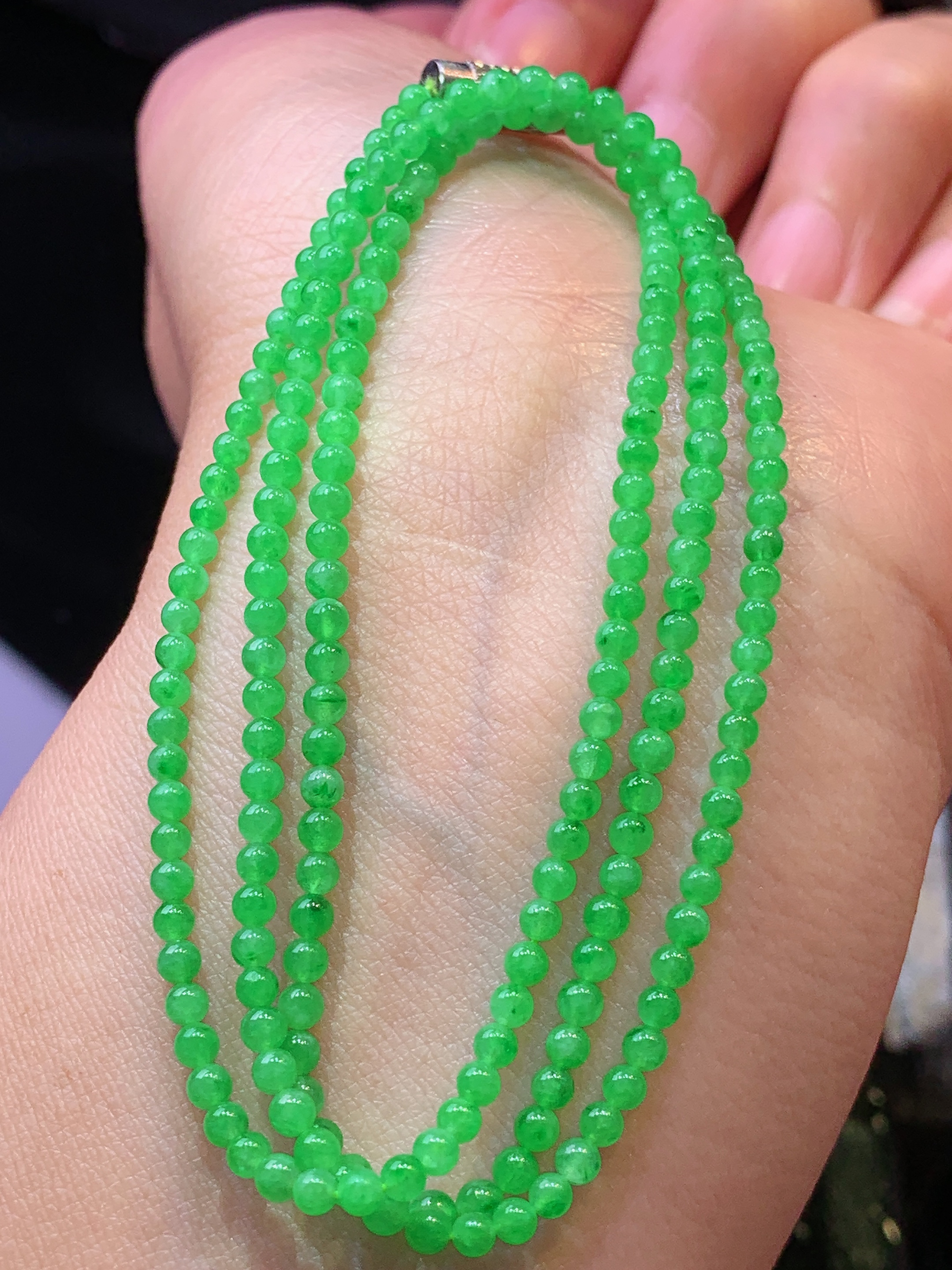 翠绿小米珠项链 玉质细腻 色泽艳丽清新 水润亮眼 整体尺寸2.6h1