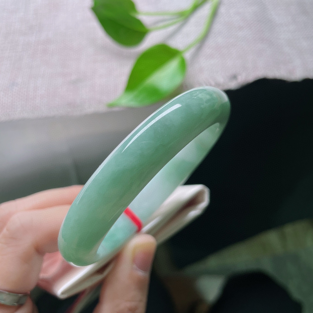 58.1/12.1/8.2，浅绿底正圈，肉质细腻干净，自带柔光滤镜，清冷雅致，棉线