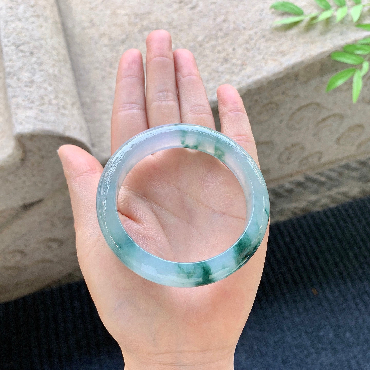 正圈54 55
【圈口】54.8/12.8/8.4
【描述】糯冰飘蓝花，水润，种老，无裂纹！