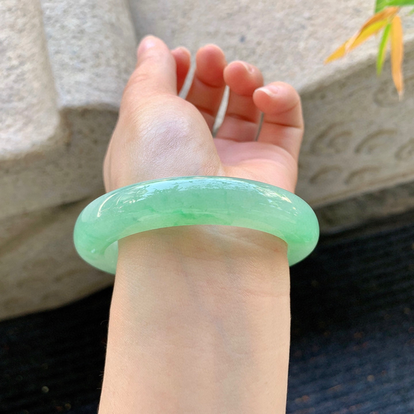 正圈56 57
【圈口】56.6/12/9.6
【描述】冰飘绿，水润，种老，细腻，无纹裂！