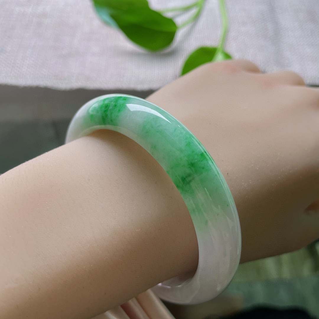 55/12.2/8.6，白底青手镯，一点皮纹