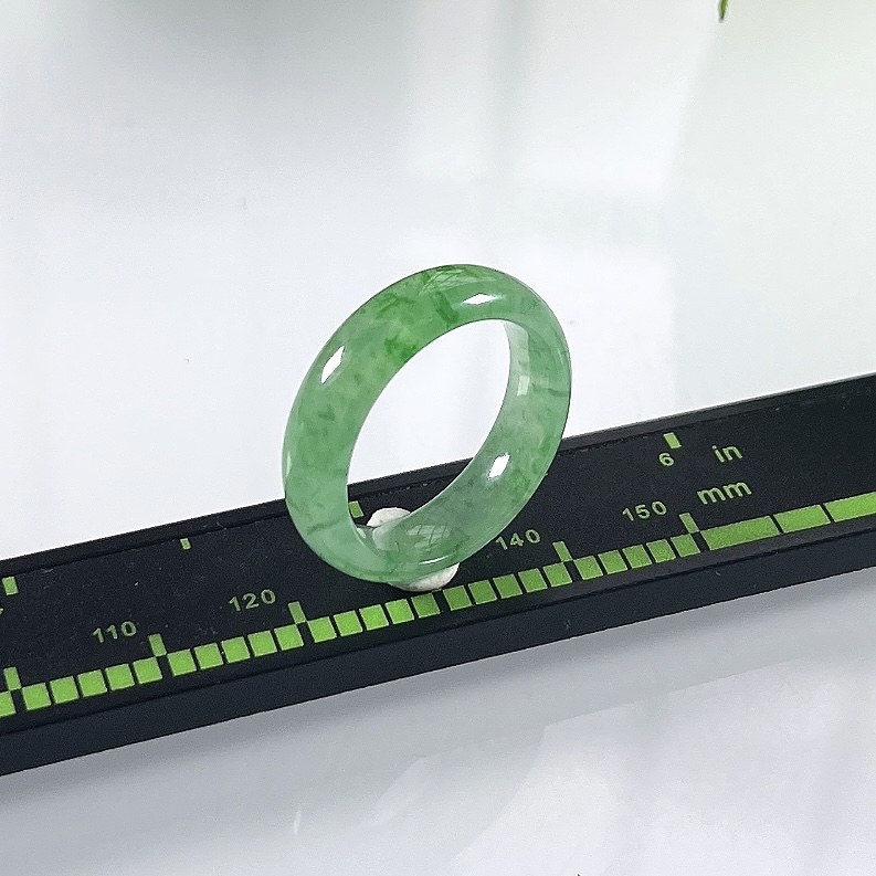 缅甸天然翡翠A货，15号圈口冰种起光起胶飘绿阳绿指环戒指，尺寸：圈口内径17.3mm=15号，宽厚5.8/3mm，重量：3.11g