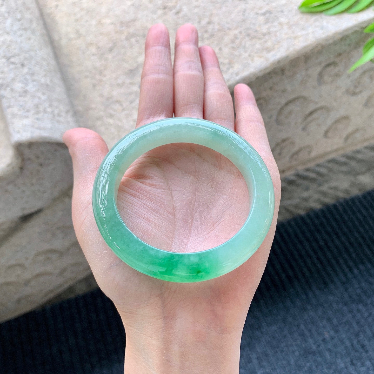 正圈54 55
【圈口】54.7/11.3/9.2
【描述】冰飘阳绿，水润，种老，细腻，无纹裂！