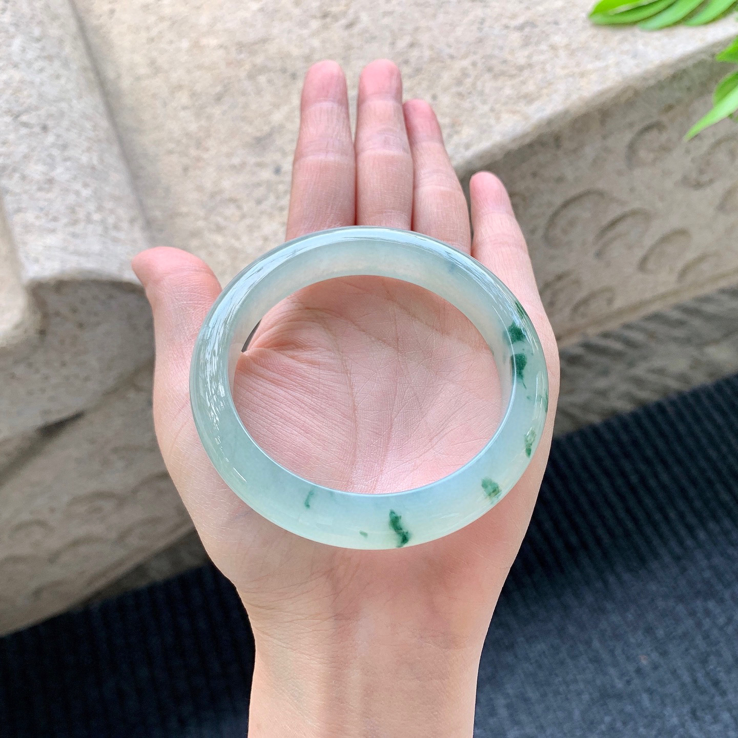 正圈57 58
【圈口】58/12.3/8.7
【描述】冰飘花，水润，种老，细腻，无纹裂！