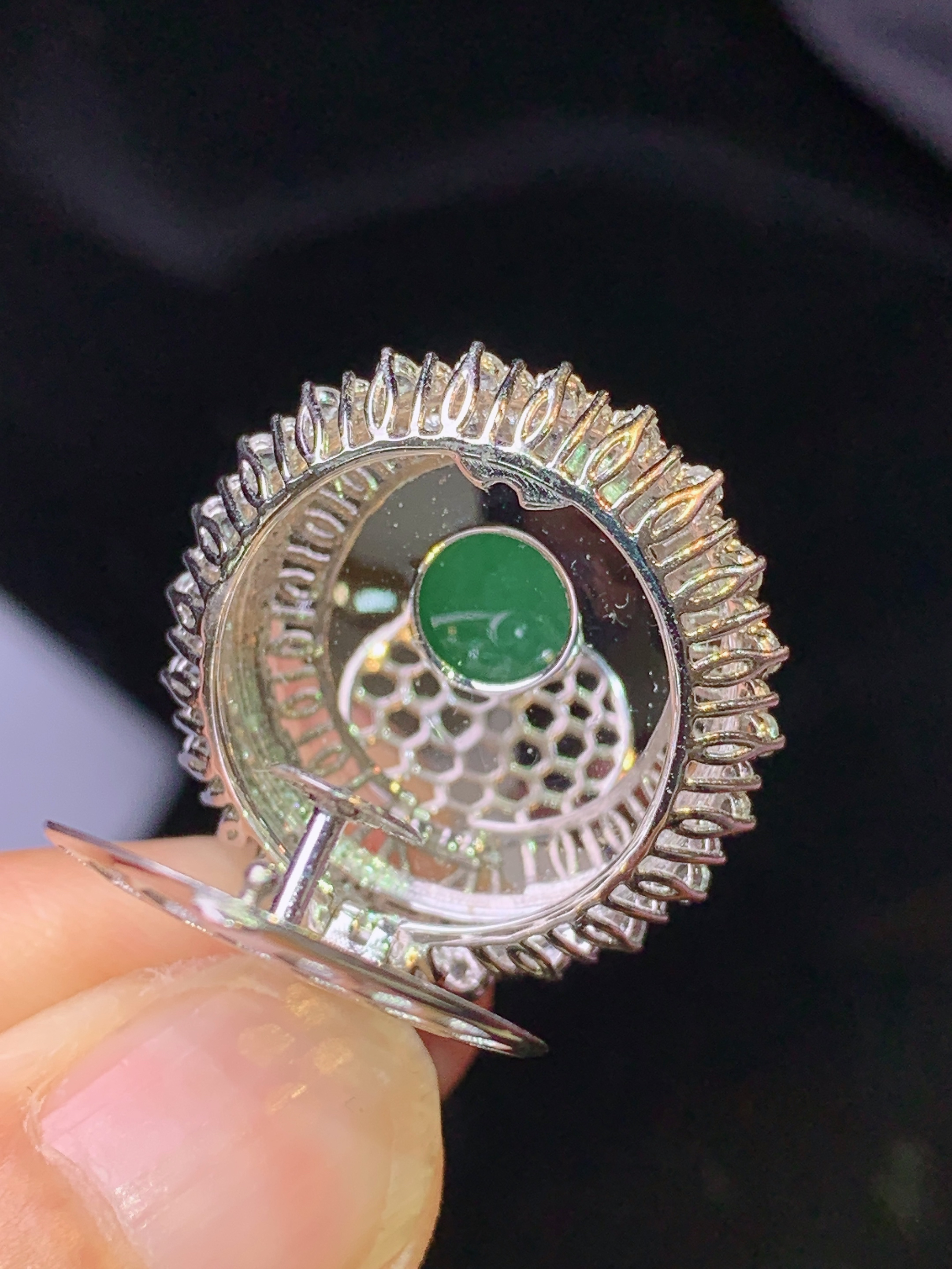 18k金钻镶嵌翠绿蛋面吊坠 玉质细腻 色泽艳丽清新 水润亮眼 整体尺寸33.3*23.2*14L2