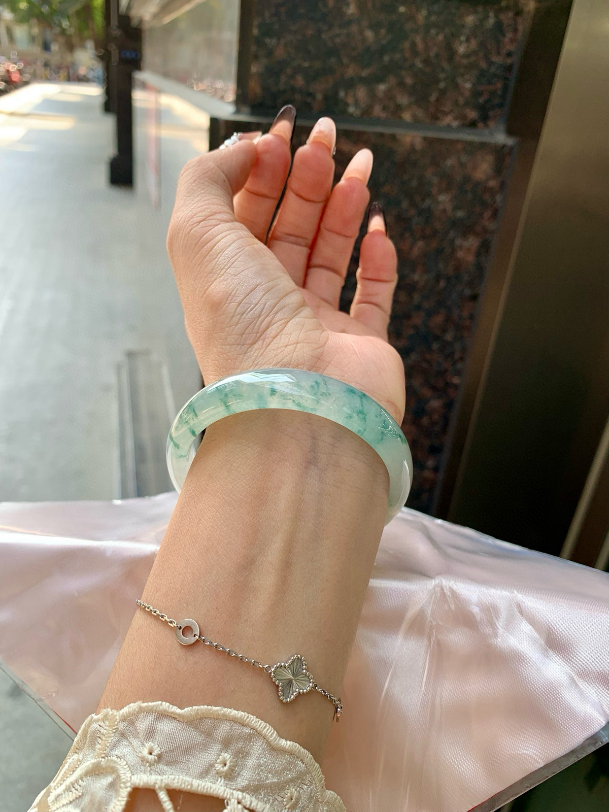 冰飘花正圈
53.3-6-11.7底妆水润细腻，冰底中开出了朵朵兰花，飘花灵动飘逸，勾勒出一幅唯美诗意的山水意境画，古典优雅又秀气