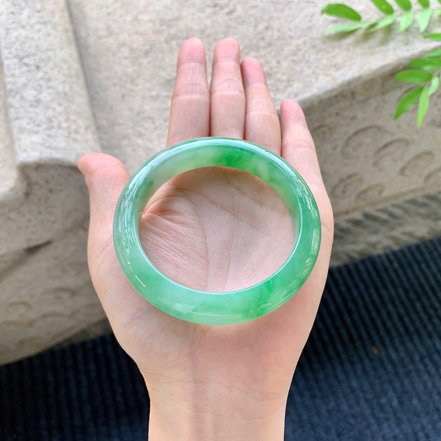 正圈53 54
【圈口】54.2/11.9/8.5
【描述】飘绿，水润，种老，细腻，无裂纹！