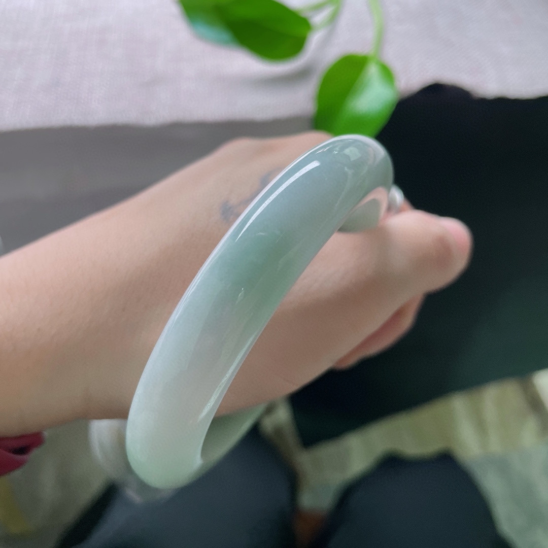 60.4/12.7/9.2，淡绿底正圈，大圈口，绿意只悄悄漫出薄薄的凉意。棉线